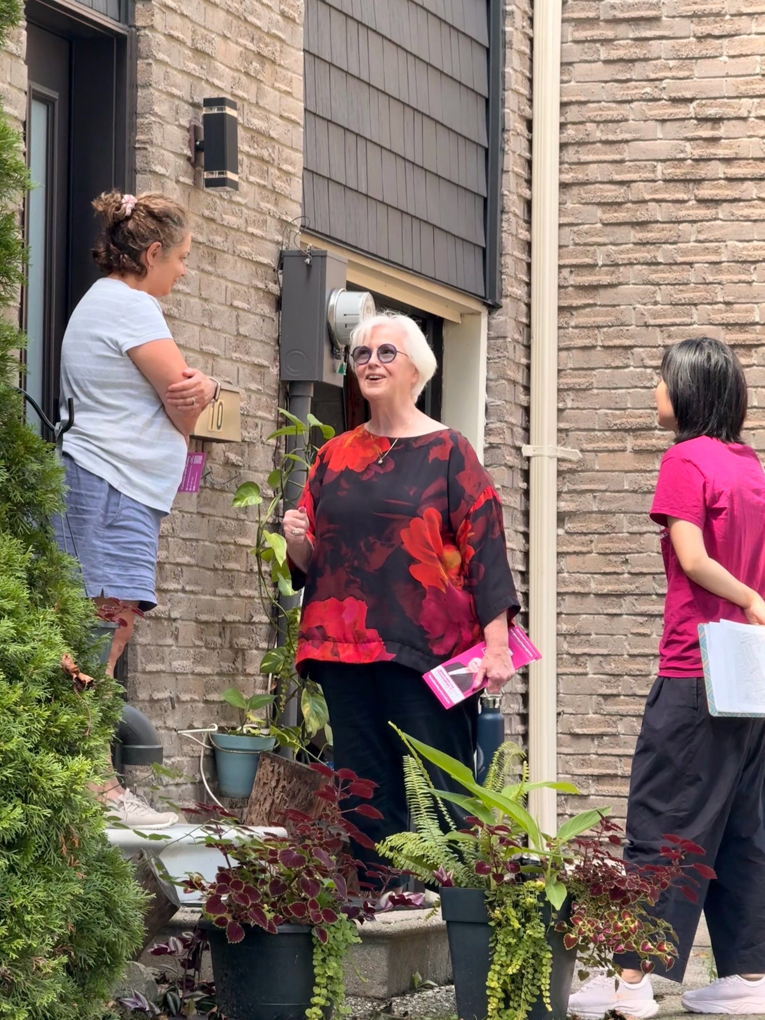 Knock knock! It&rsquo;s Team Shelley and we&rsquo;re coming to a street near you soon🚪👟

Thank you to every neighbour who has stopped to speak with me and my team about what your vision is for your neighbourhood. #DonValleyNorth is a community of c