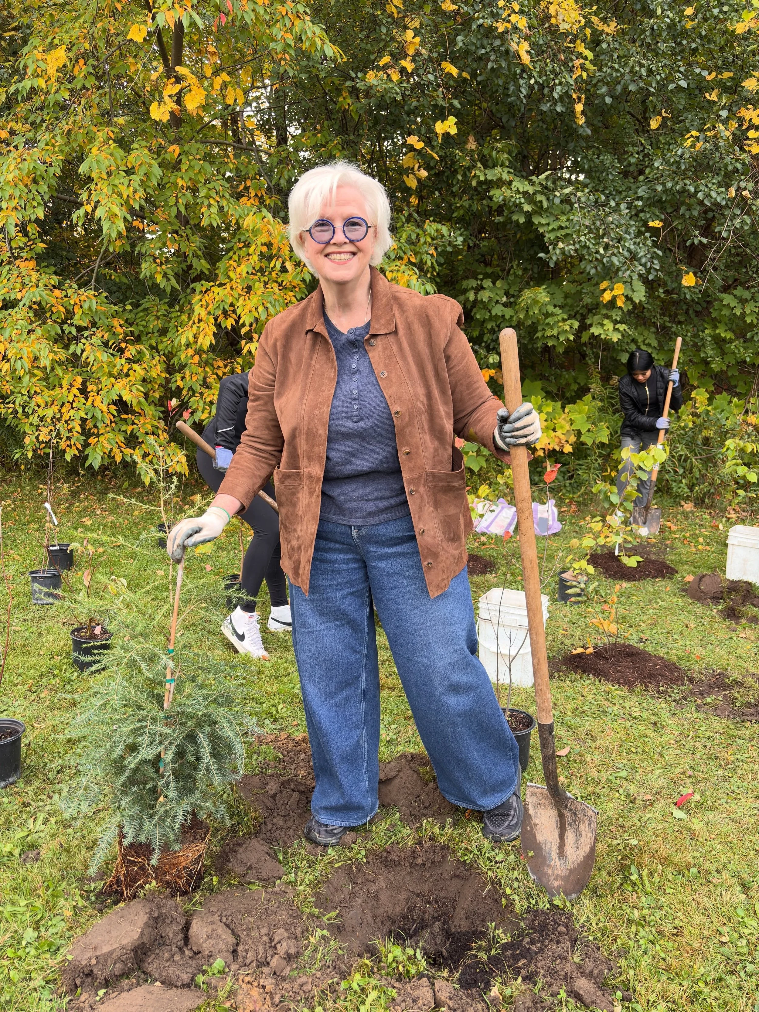 Growing our urban canopy right here in #DonValleyNorth! 🌳

I spent a wonderful morning with local community members for a tree planting event at Pineway Park. 

There is nothing quite like rolling up your sleeves, putting on sturdy boots, and helpin