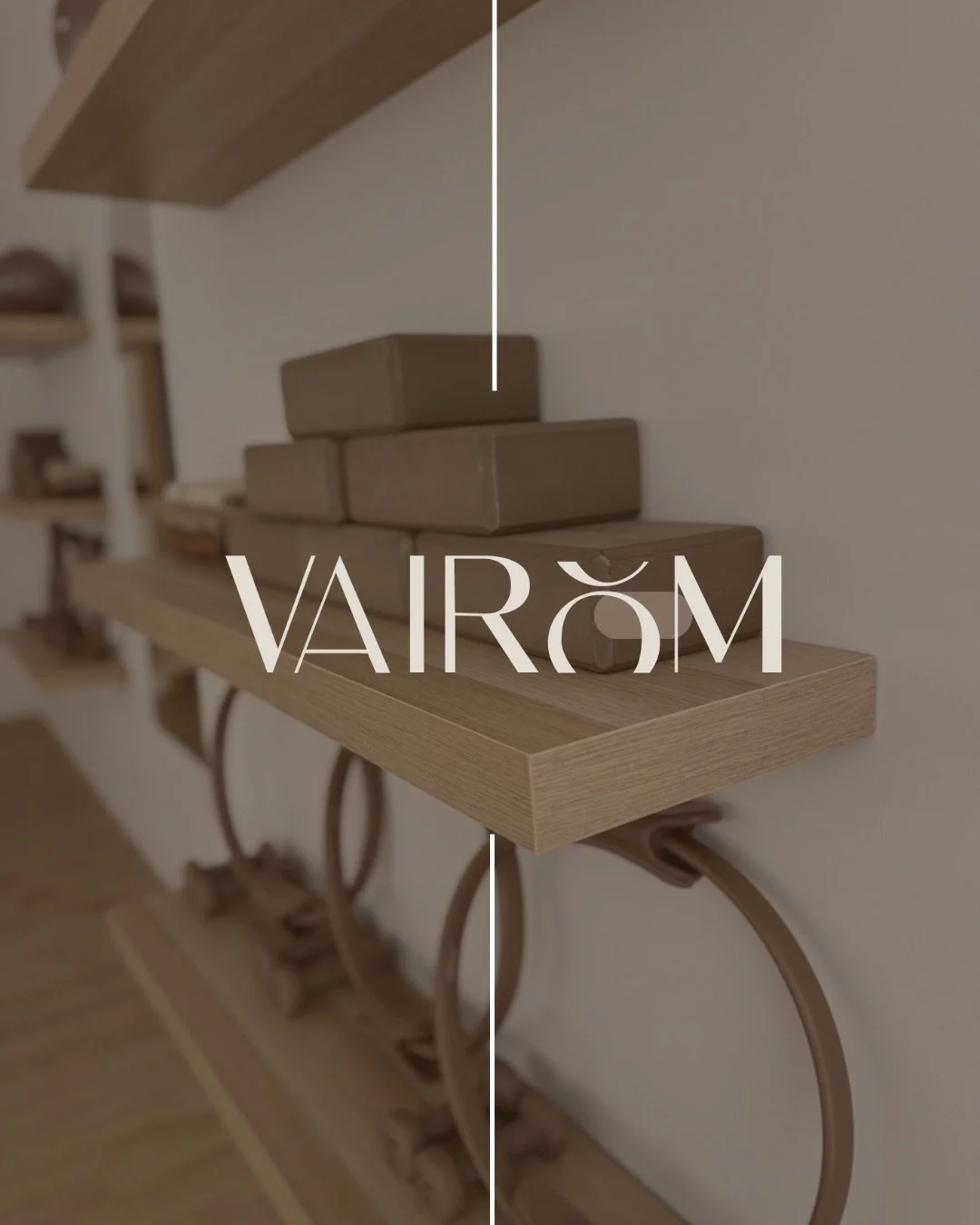 Imagen comparativa de un espacio de estanterías en tonos de madera, con varios paquetes de color marrón sobre uno de los estantes, y la palabra 'VAIROM' en letras blancas en el centro.