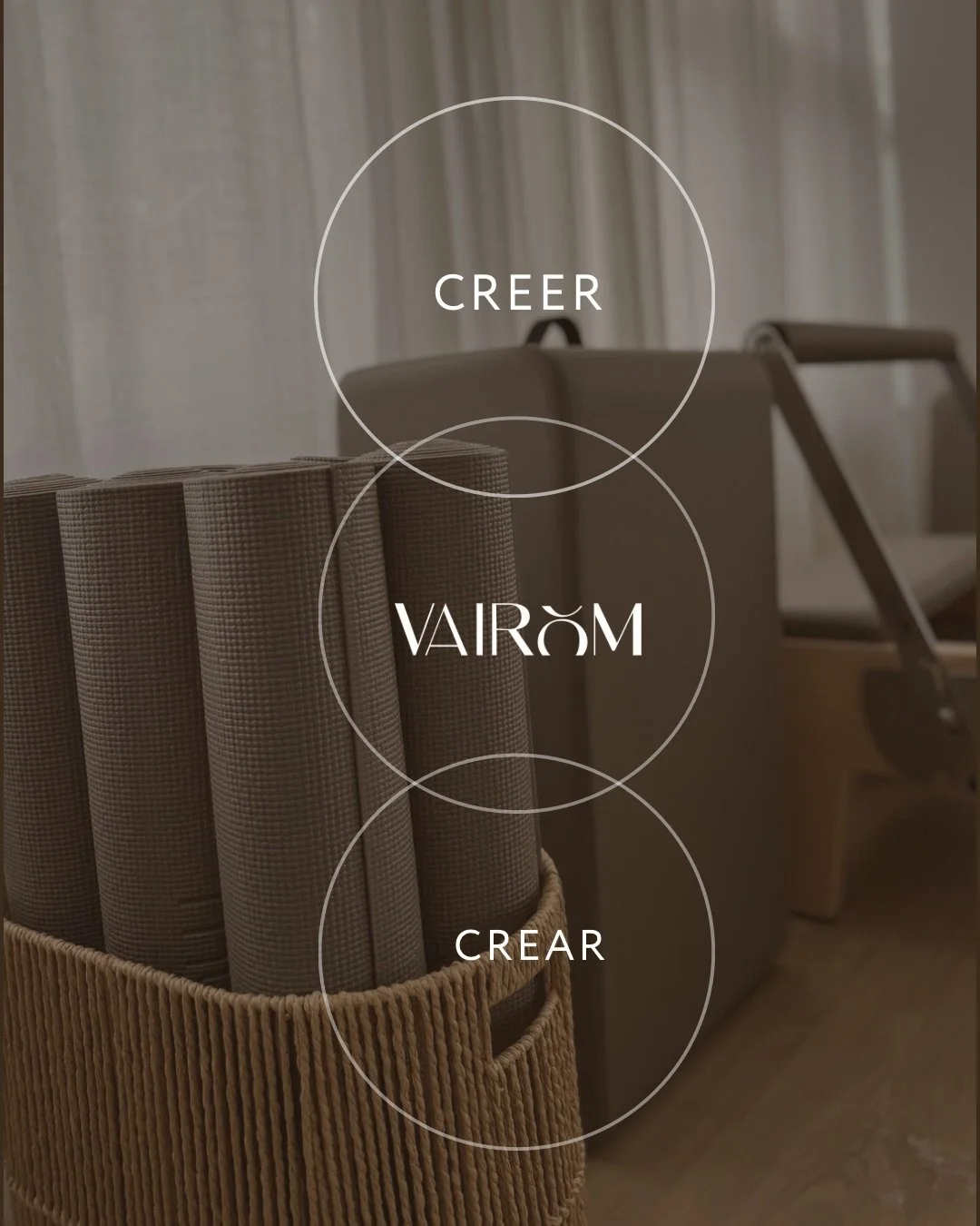 Libros de color beige en una cesta de mimbre, fondo de cortinas blancas, con texto que dice 'Creer', 'Vairóm' y 'Crear' en círculos blancos.