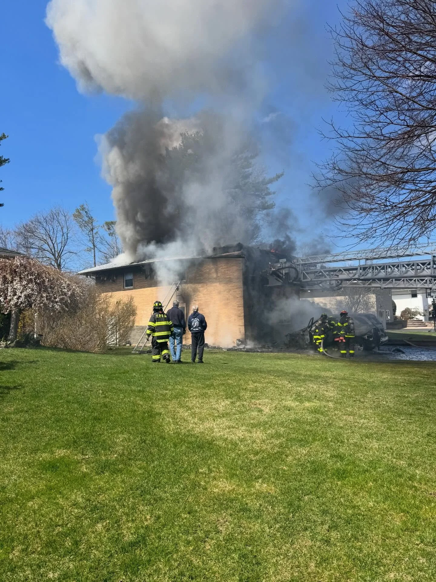 On a Monday afternoon at approximately 1:15 p.m., Engine 566 was requested as mutual aid to the scene of a 3rd alarm house fire in Jericho. The crew of Engine 566 assisted with operations to extinguish the fire.

#housefire #fire #jericho #roslynresc
