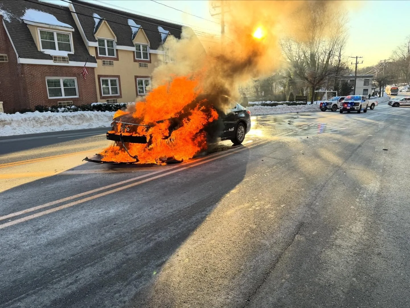 At approximately 7:56 a.m., 2nd Assistant Chief Collura (5602) toned out the Roslyn Fire Companies for a confirmed car fire in front of the Roslyn Claremont Hotel on Old Northern Blvd. Engines 566 and 591 quickly arrived on scene and extinguished the