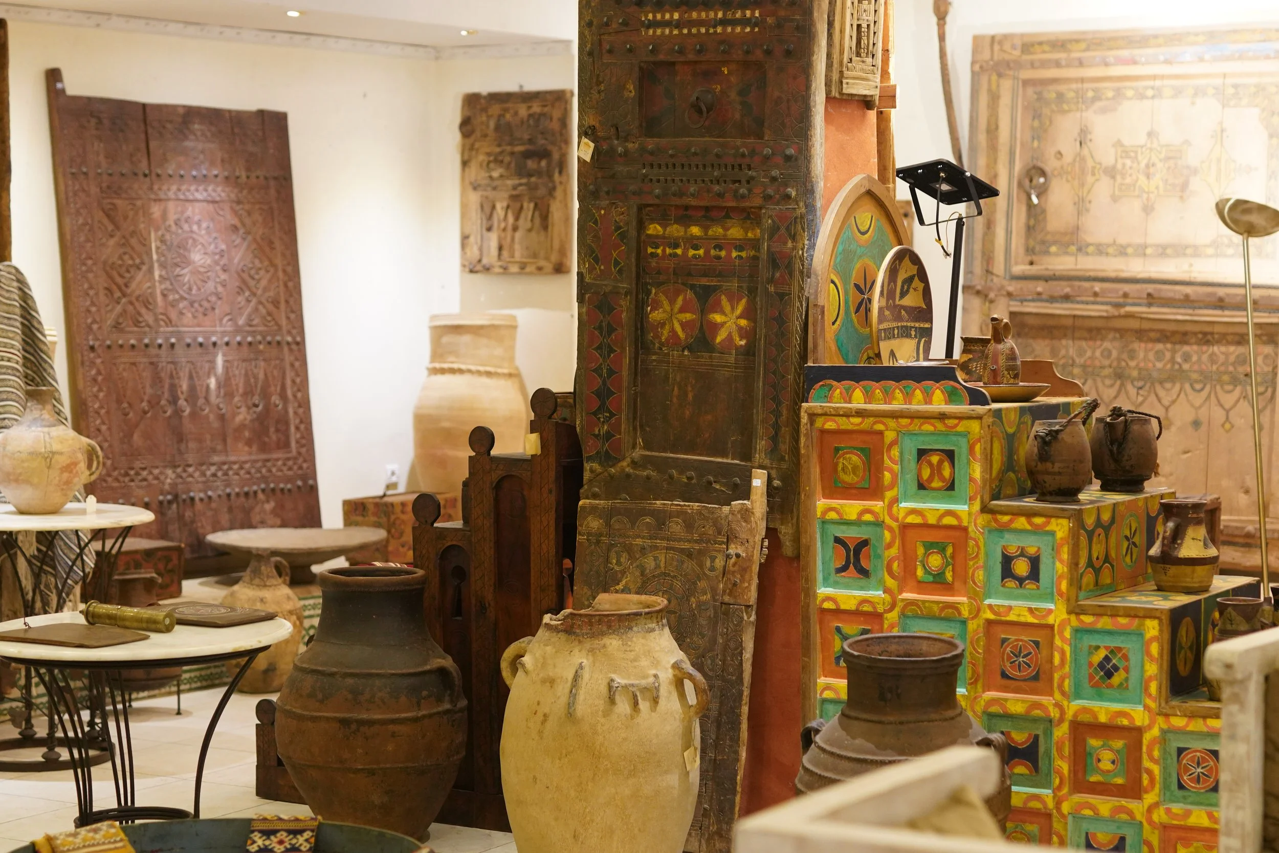 Vases traditionnels en Afrique, décoration colorée et artisanat africain.