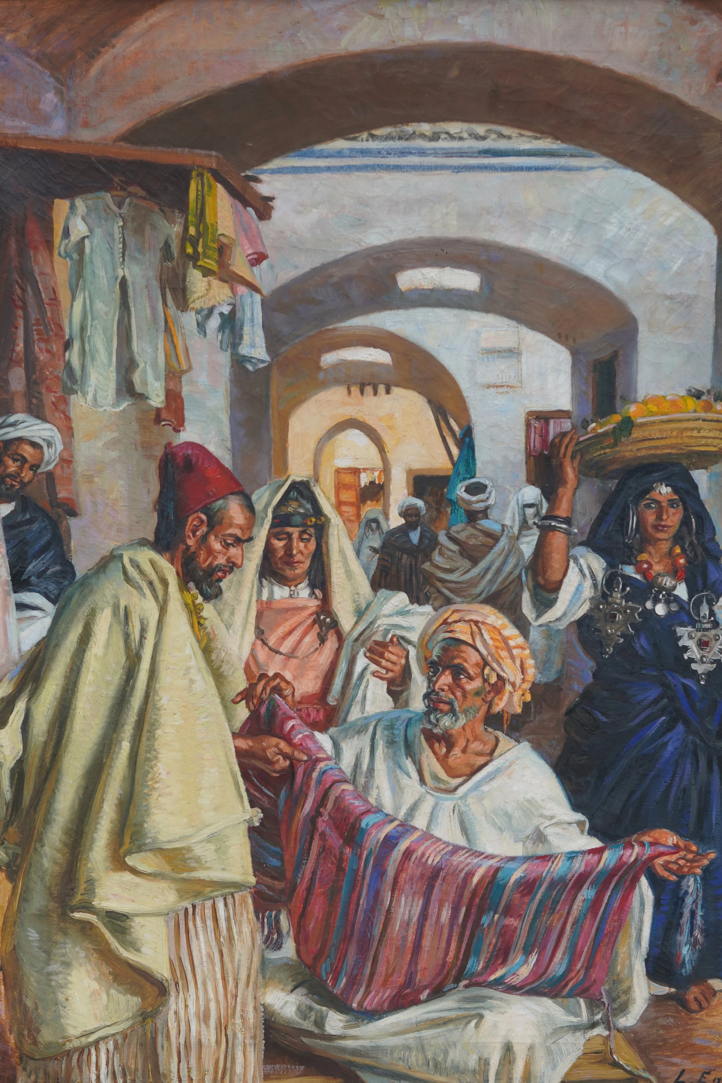 Peinture représentant une scène de marché dans une ambiance orientale, avec des personnages en vêtements traditionnels, dont une femme portant un plateau de fruits et un homme assis avec un turban, dans un décor d'arches en pierre.