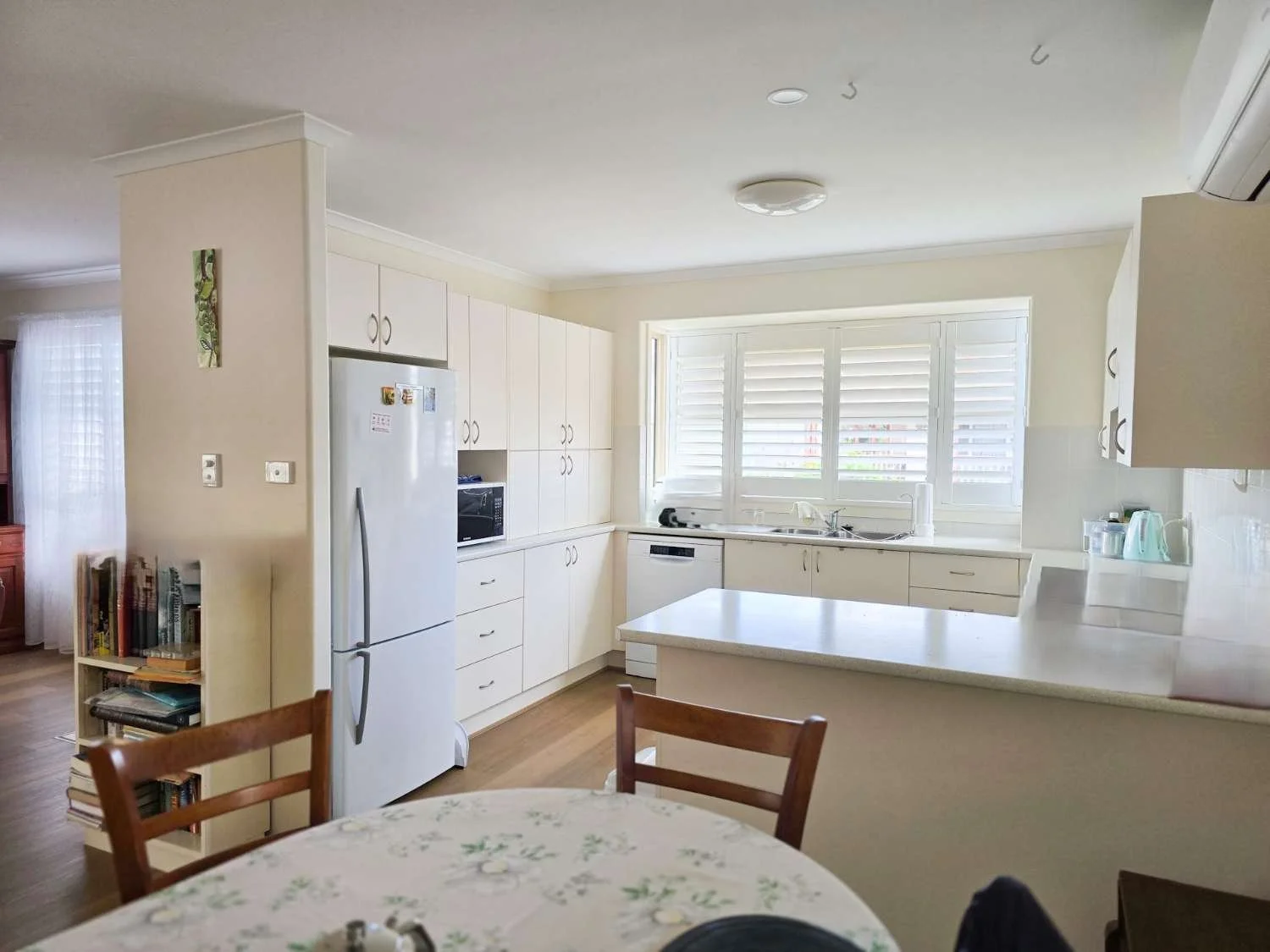 Dining thru to kitchen 131.jpg