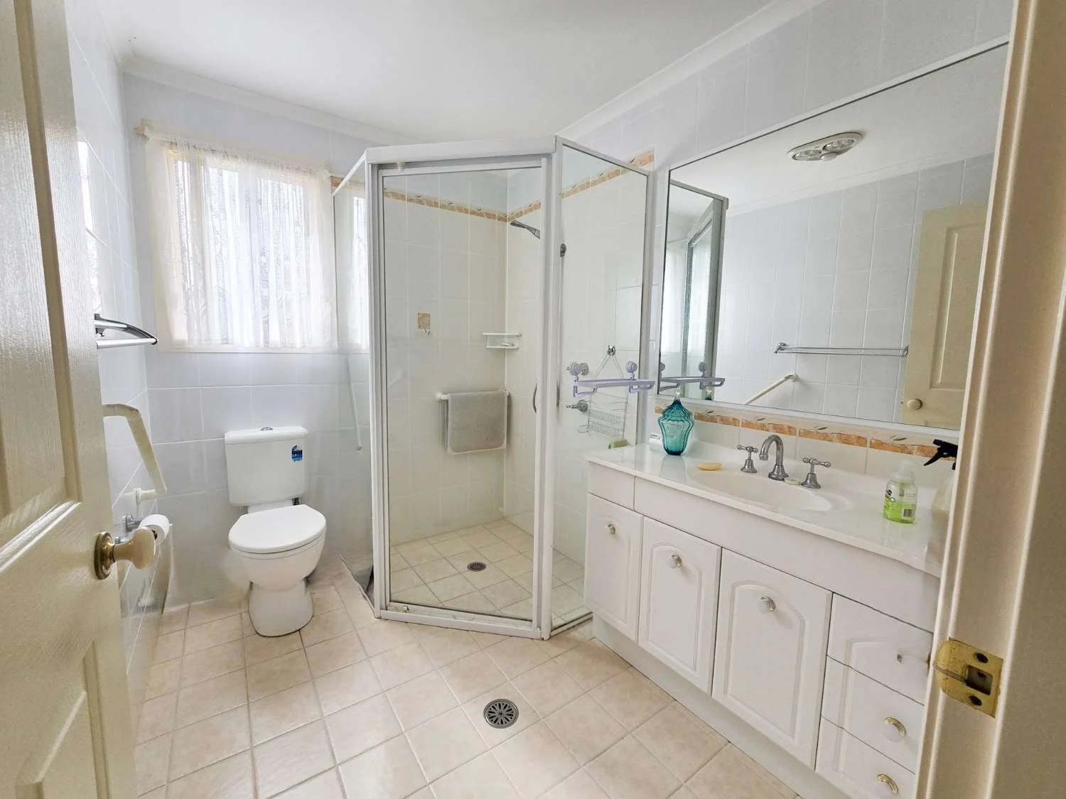 Main bathroom 131.jpg
