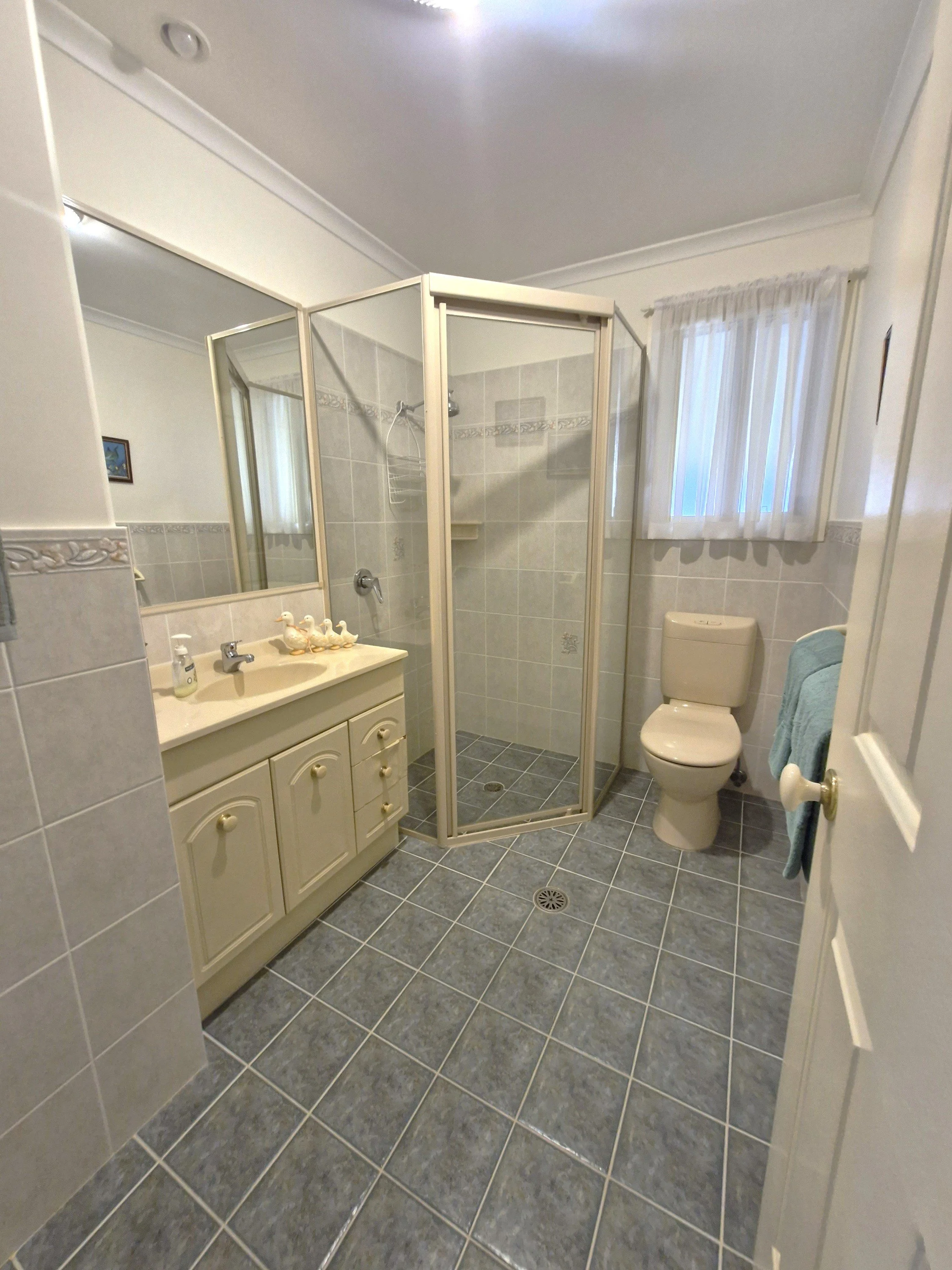 main bathroom 94.jpg