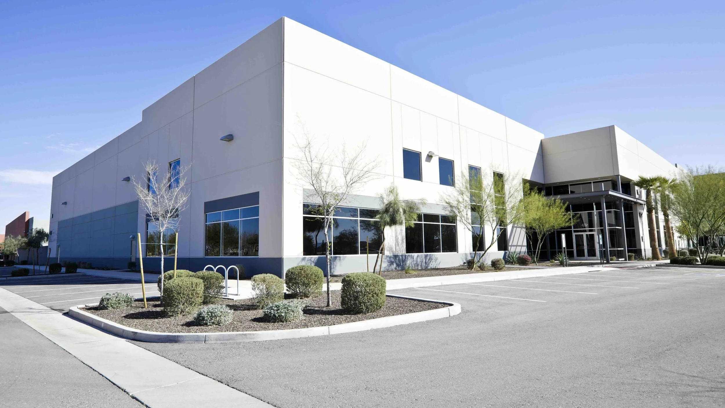 Commercial building with battery storage