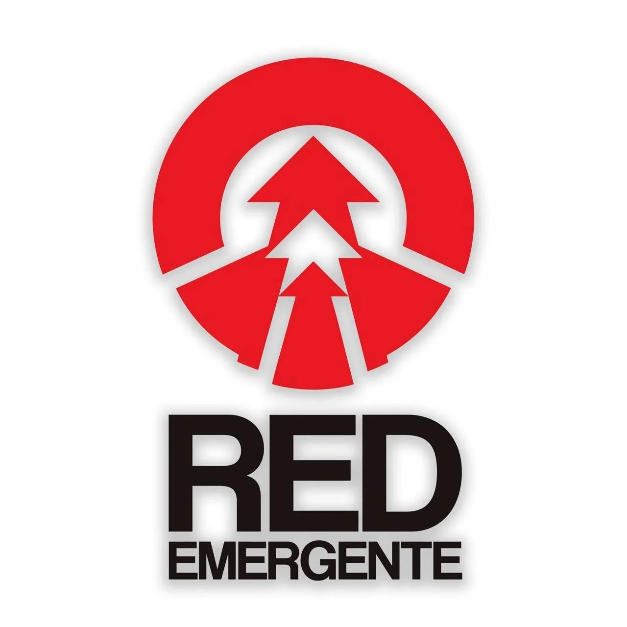 Logotipo con flechas rojas y un círculo, con la palabra 'RED' en letras negras grandes y 'EMERGENTE' en letras negras más pequeñas debajo.