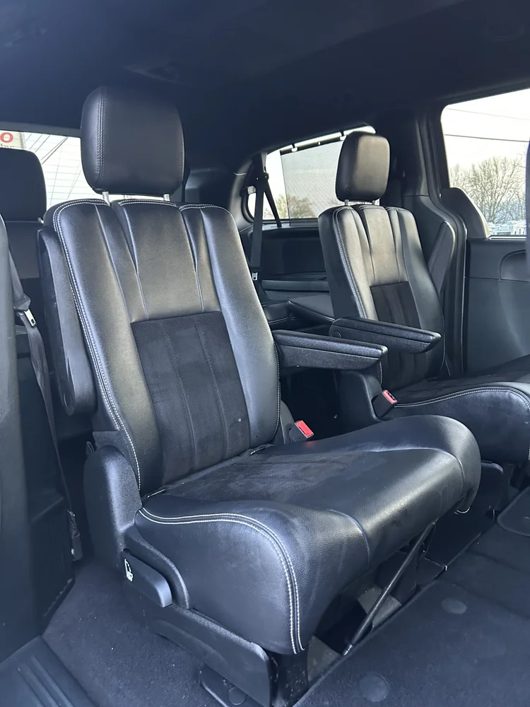 Vehicle photo 4