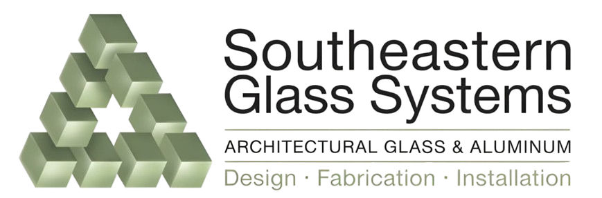 Logotipo de Southeast Glass Systems con hexágonos y texto en colores verde, negro y morado