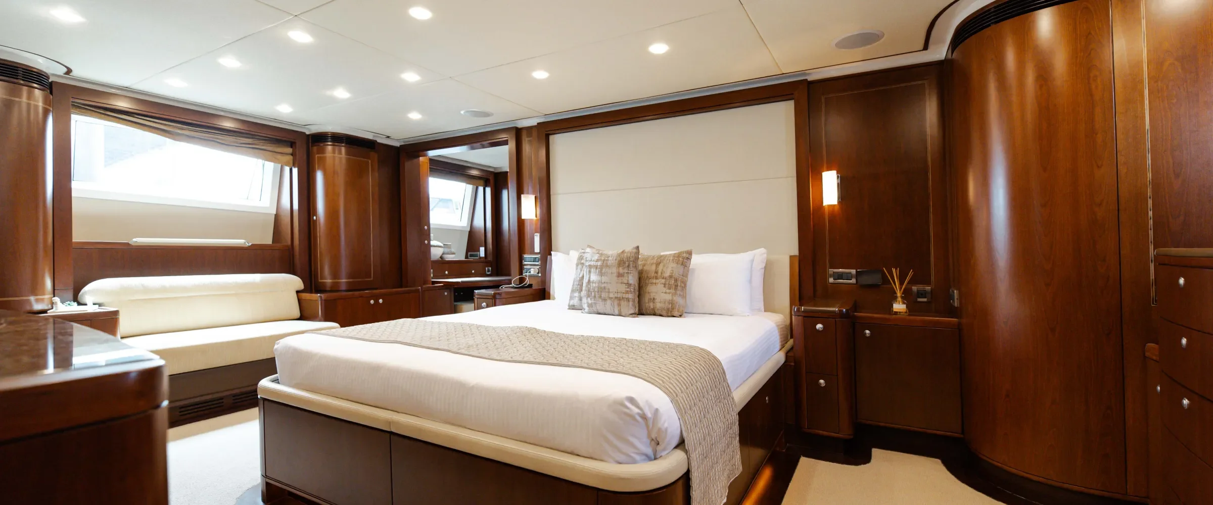 Masteka-2-Master-Cabin-1.webp