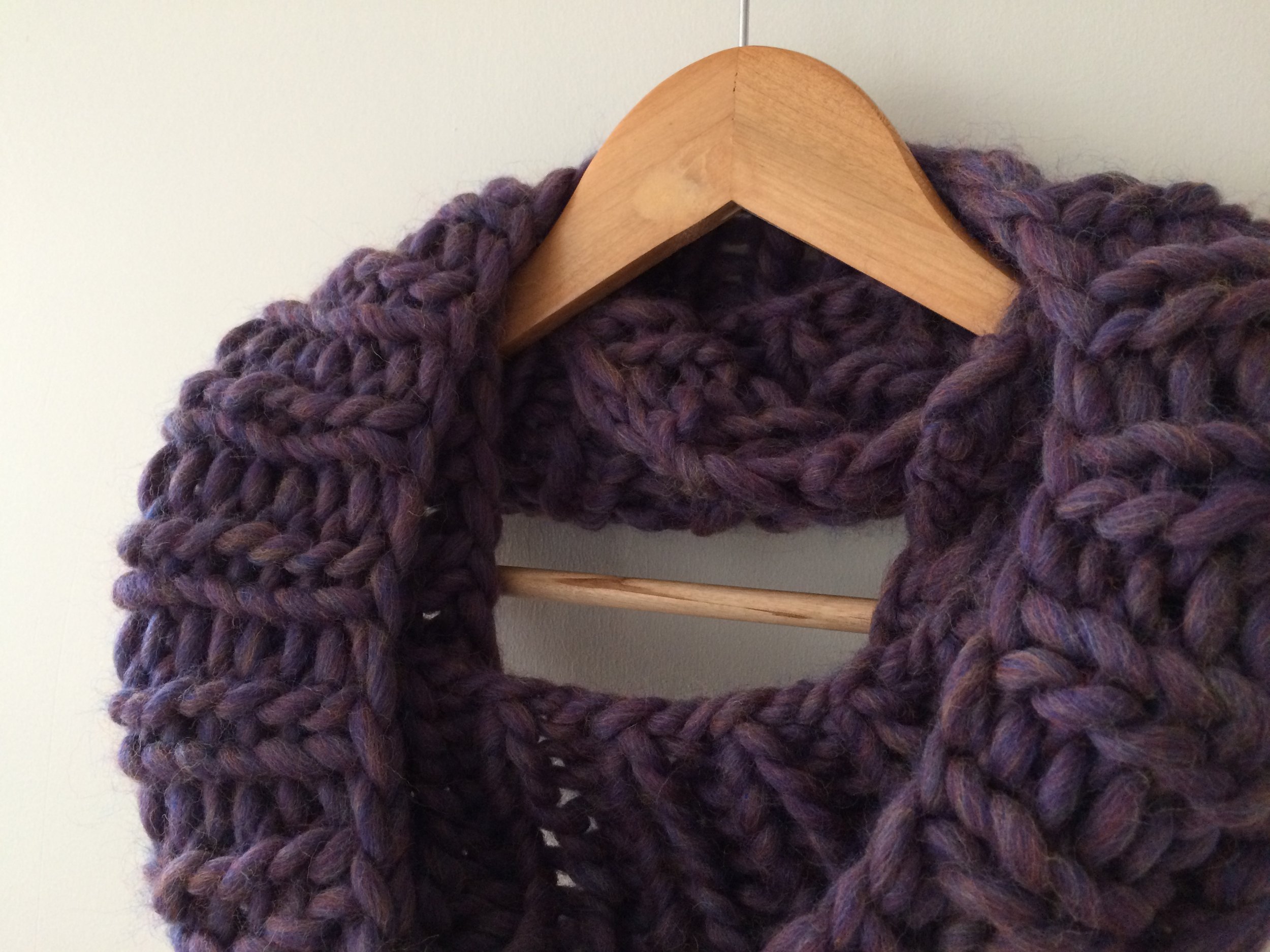 Cowl - Chunky rib plum detail.JPG