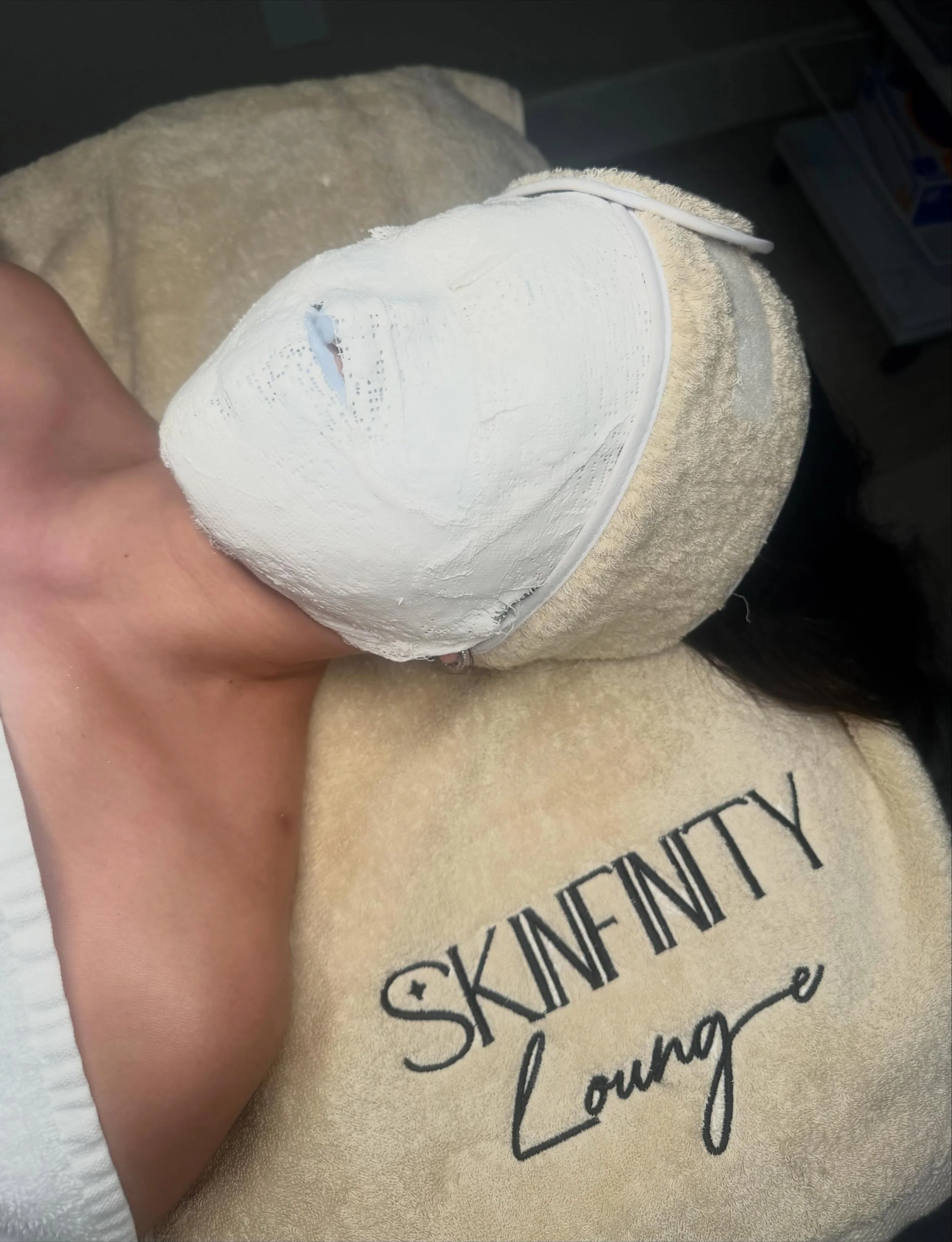 Tighten, sculpt, glow with the mummy mask magic 🤍 

#spa #glowing #kbeauty