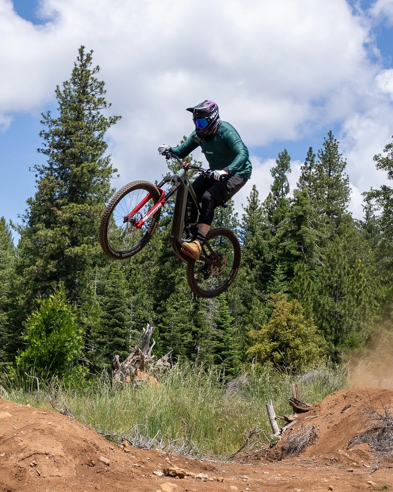 Feet off the ground. Smile on the face. Exactly how weekends should be. 🤘

Nothing beats finding that perfect lip, committing, and floating it.

Stoked to be riding with gear I genuinely trust every time I hit the trails.

🧤 Gripit Sports Gloves
Ge