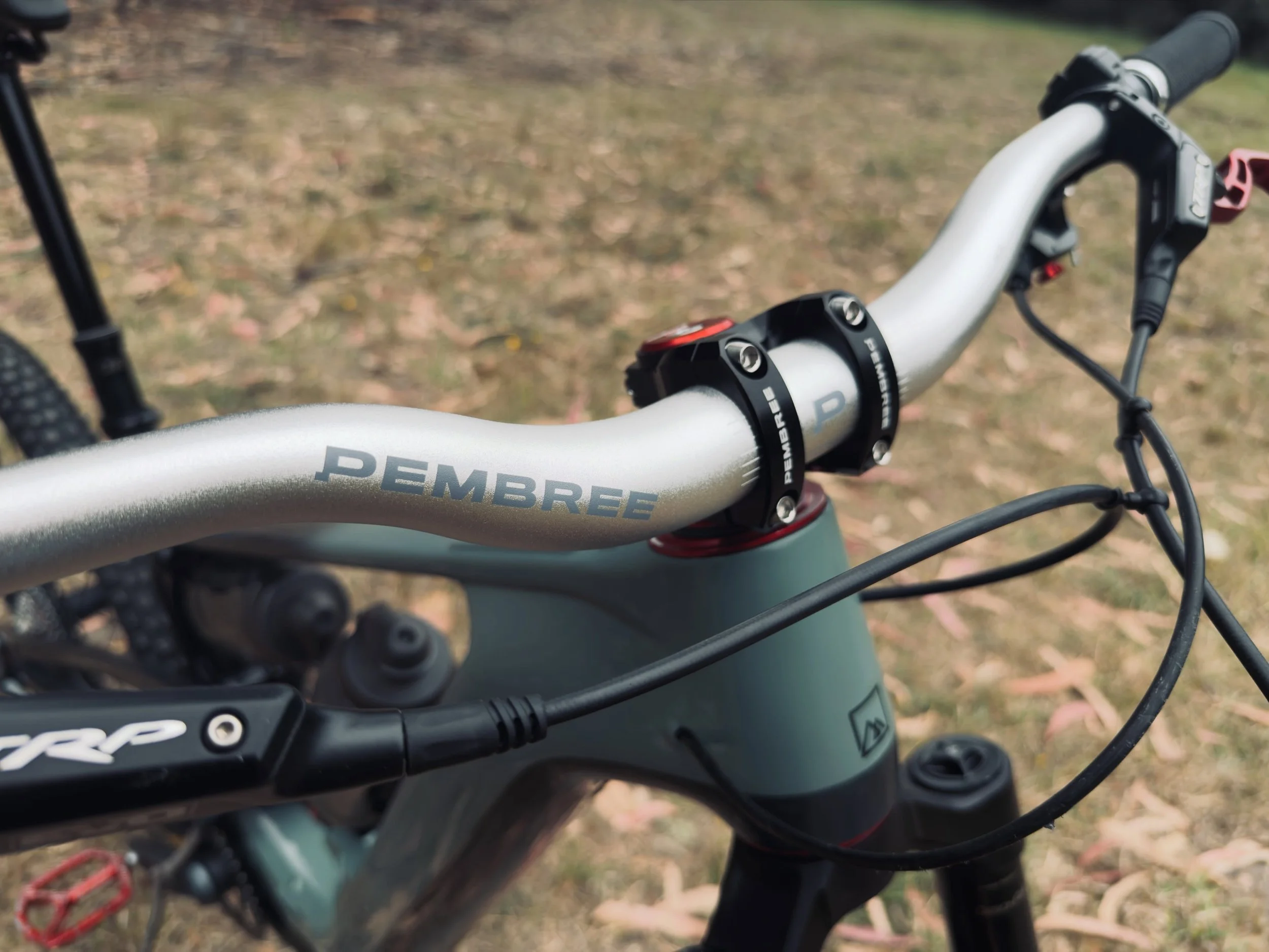 People often stop me on the trail to ask what bars I&rsquo;m running, so here&rsquo;s the full setup! 👇

I&rsquo;m running a full @pembreeuk cockpit:

🔹 Silver GCS Handlebars
🔹 Black GCS Stem
🔹 Thin GCS Grips with silver clamps

I&rsquo;ve also r