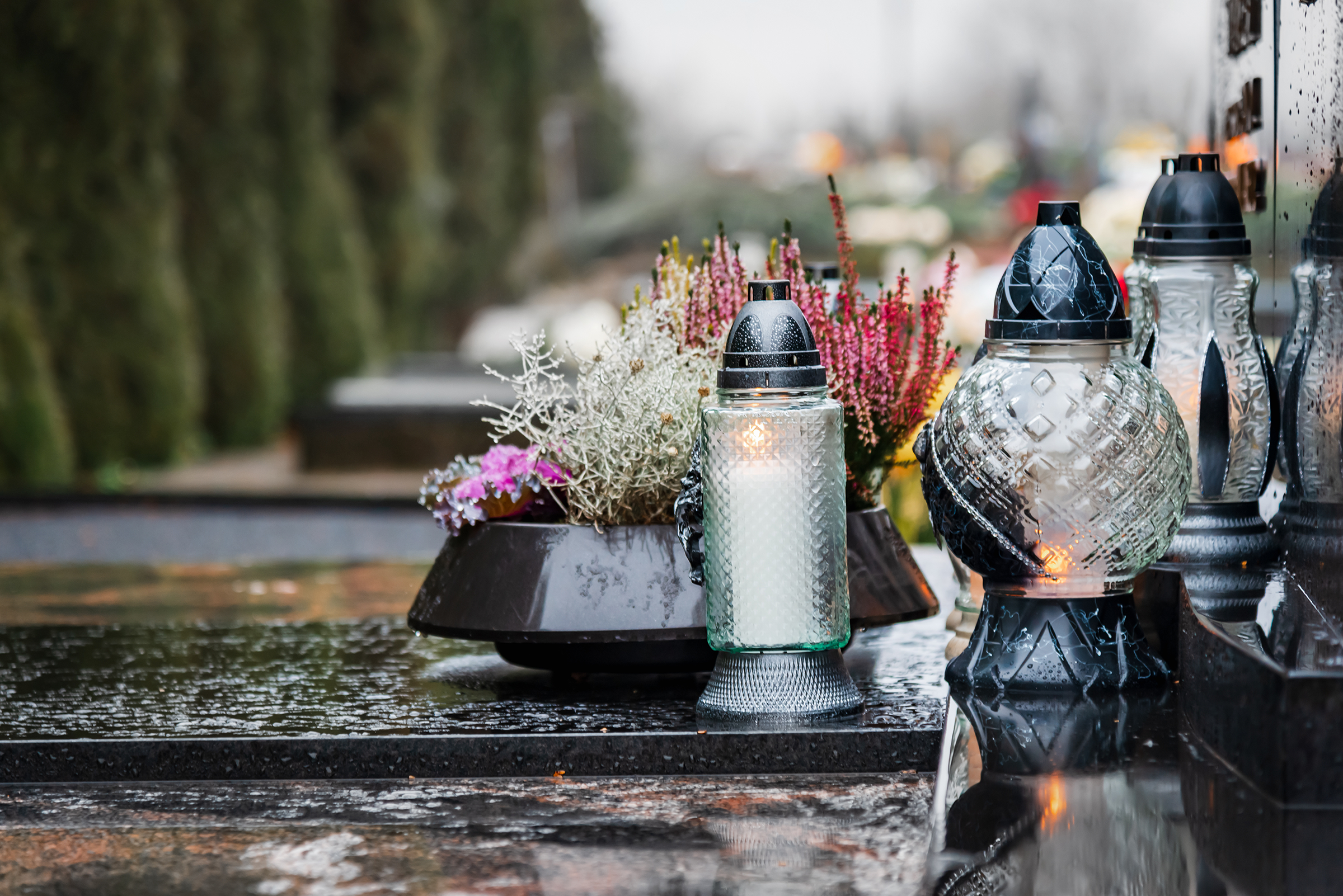 Loimaan Kivi ja Kukat Haudalle yhteistyönä kivityötilauksiin syyskukkaistutus ja kynttiläkäynti kaupan päälle