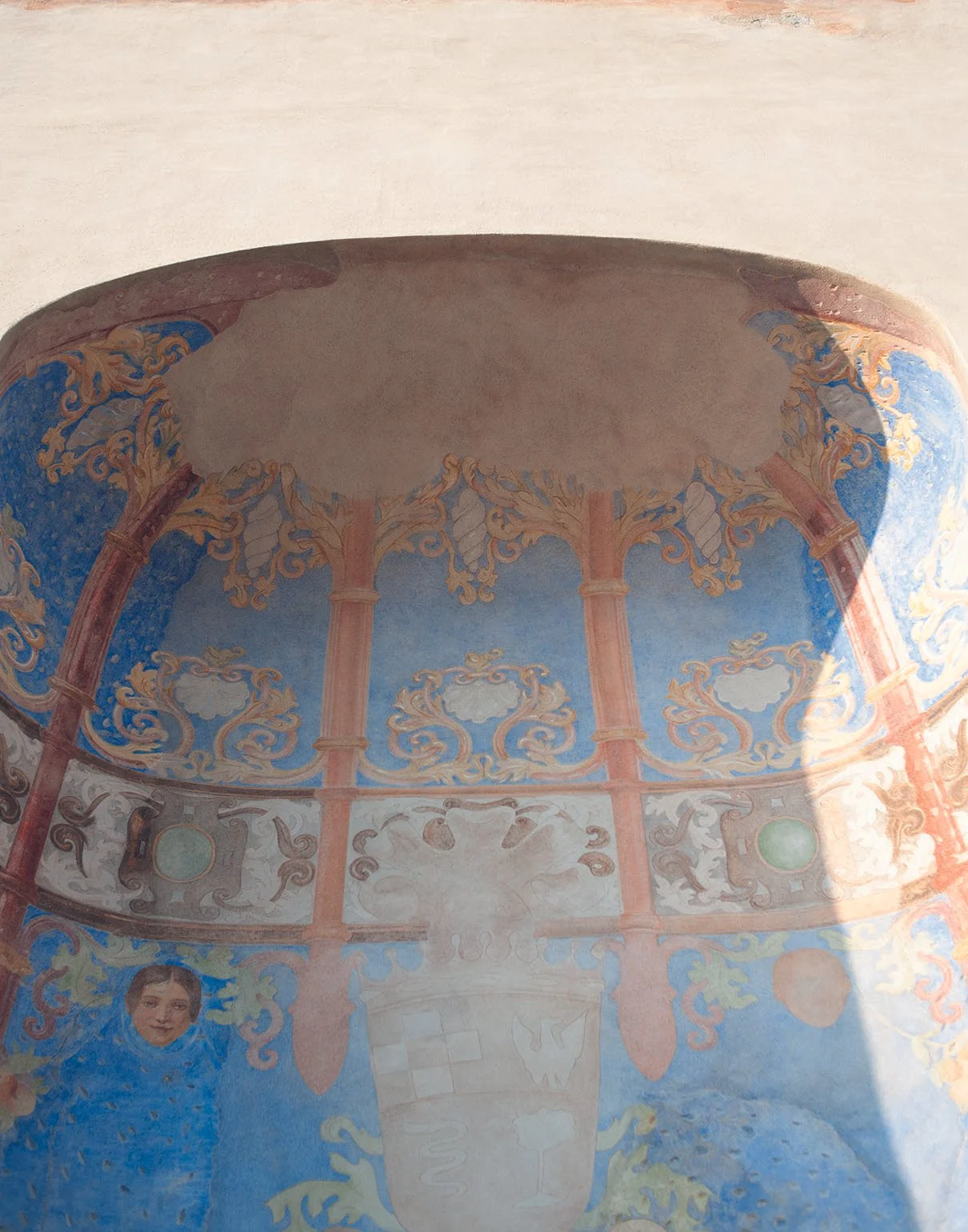 Deckenfresko mit barocken Ornamenten, Wolken, Säulen und einem Kinderbild.