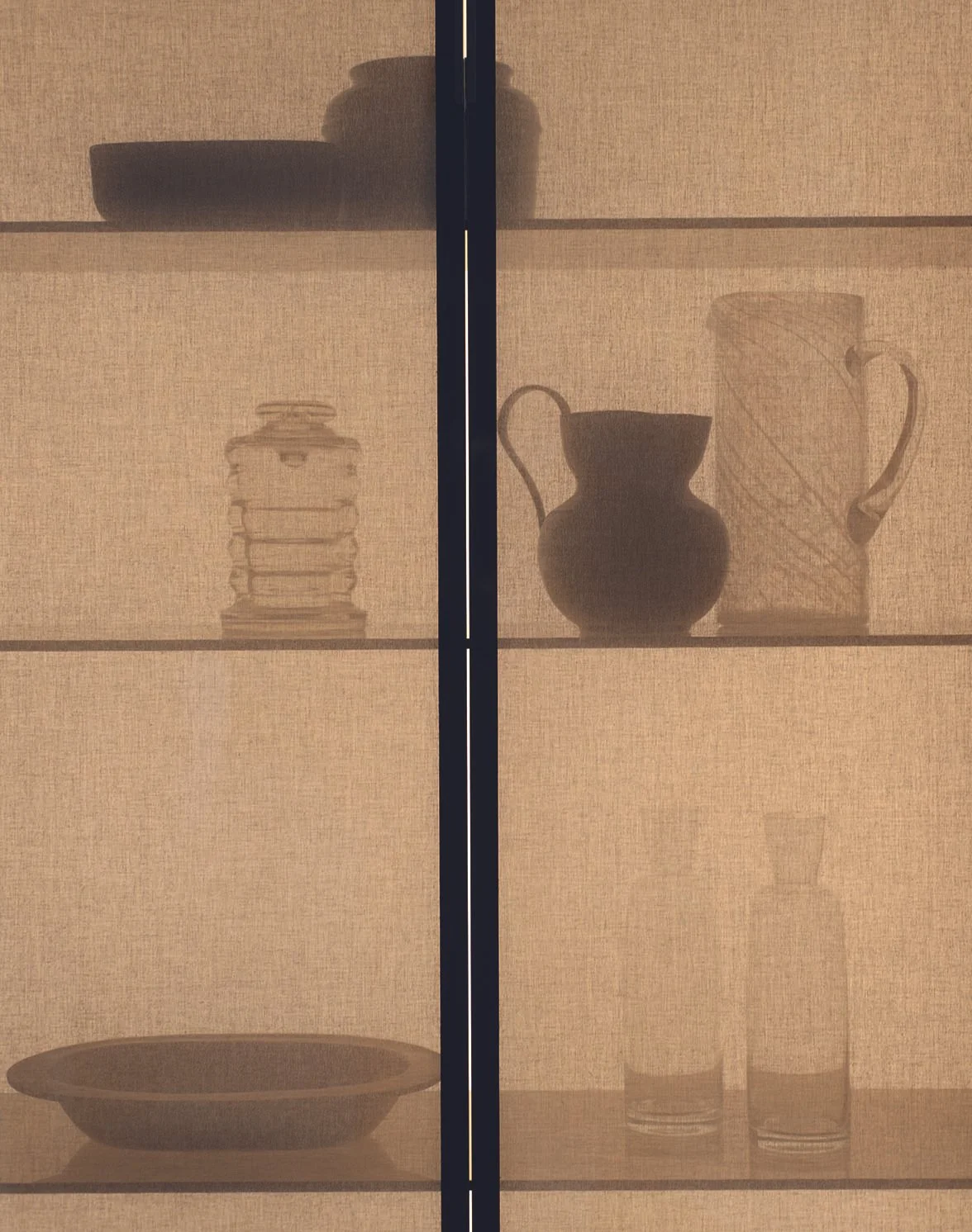 Schatten von Keramikgefäßen, Büchern und einer Schale auf einem Regal hinter einer transparenten Oberfläche.