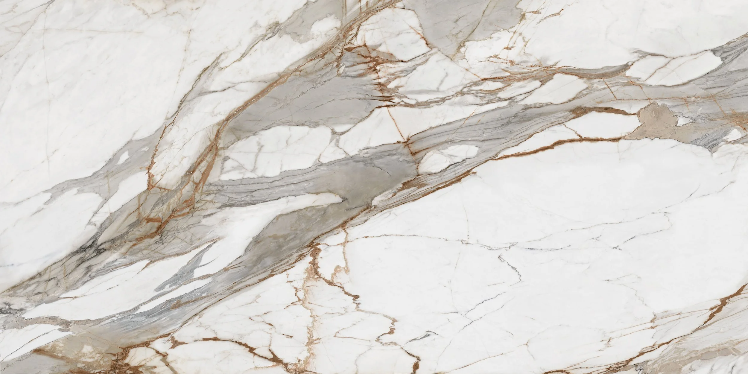 Marmor mit weißen, grauen und braunen Adern.