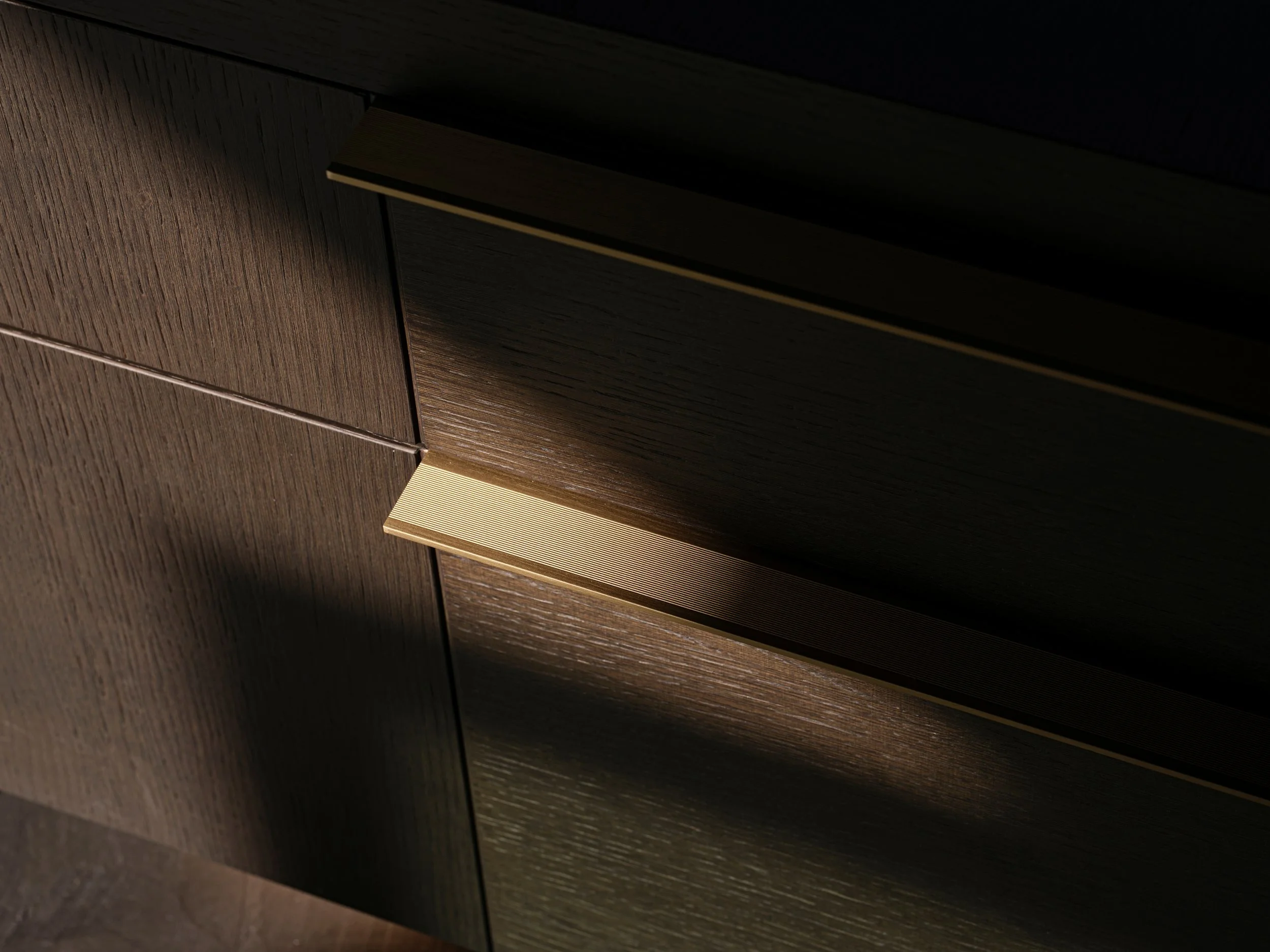 Nahaufnahme von einer dunklen Holzfront mit geometrischen Mustern und sichtbarer Maserung.