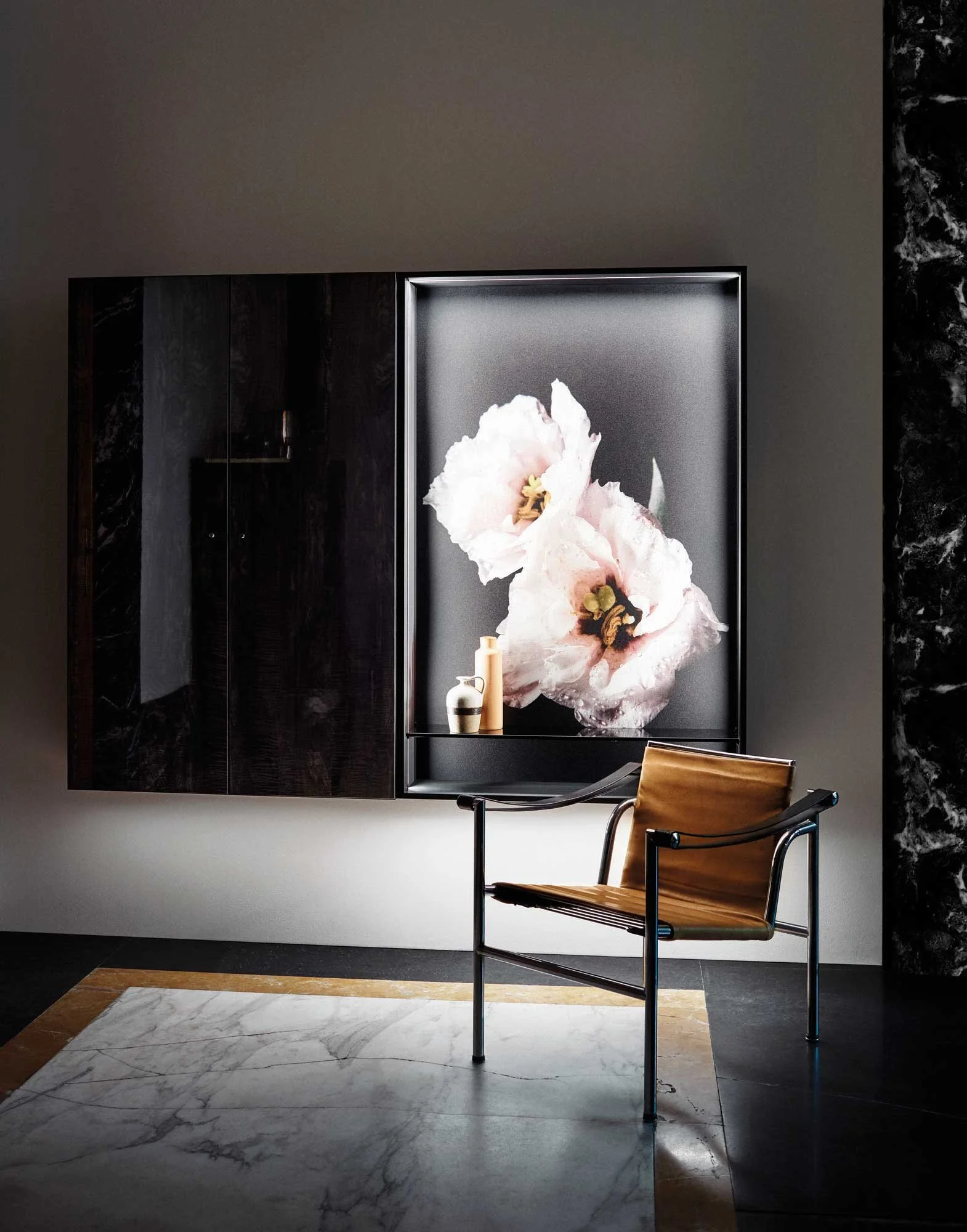 Moderne Inneneinrichtung mit einem stilvollen Stuhl und einem großen Kunstwerk einer weißen Blume auf einer schwarzen Wand. Es gibt graue Wände und Marmorfliesen im Raum.
