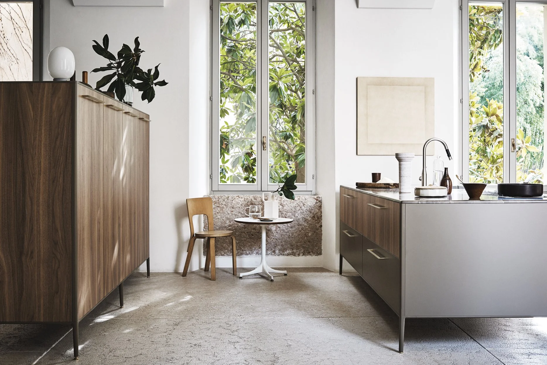 Helle Küche mit großen Fenstern, Holzmöbel und minimalistischem Dekor, inklusive kleiner Sitzgelegenheit