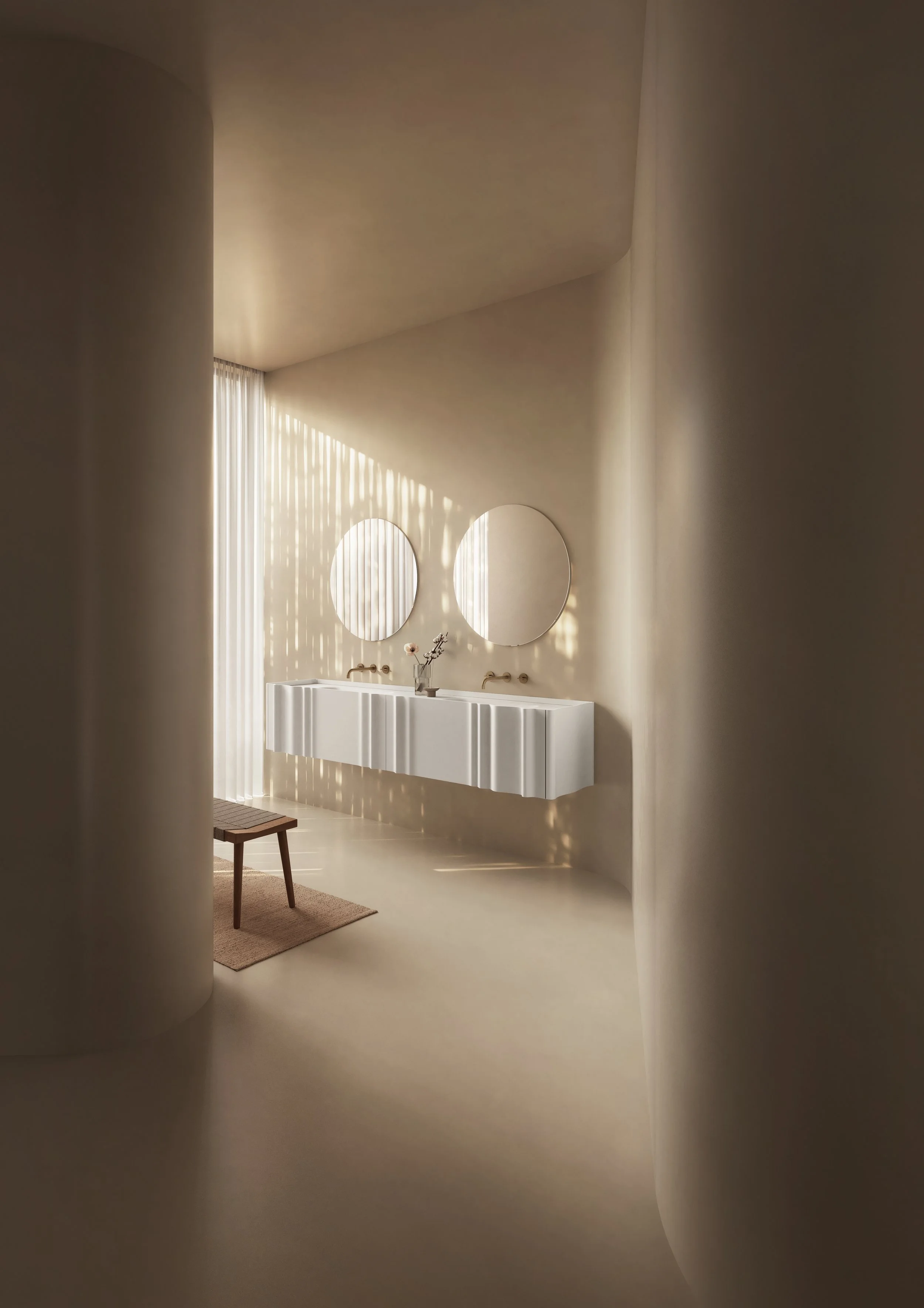 Minimalistische Badezimmer mit weißer Wandkonsole, zwei runde Spiegel, einer Vase mit Trockenblumen, heller Vorhang, Sonnenlicht und kleinem Teppich.