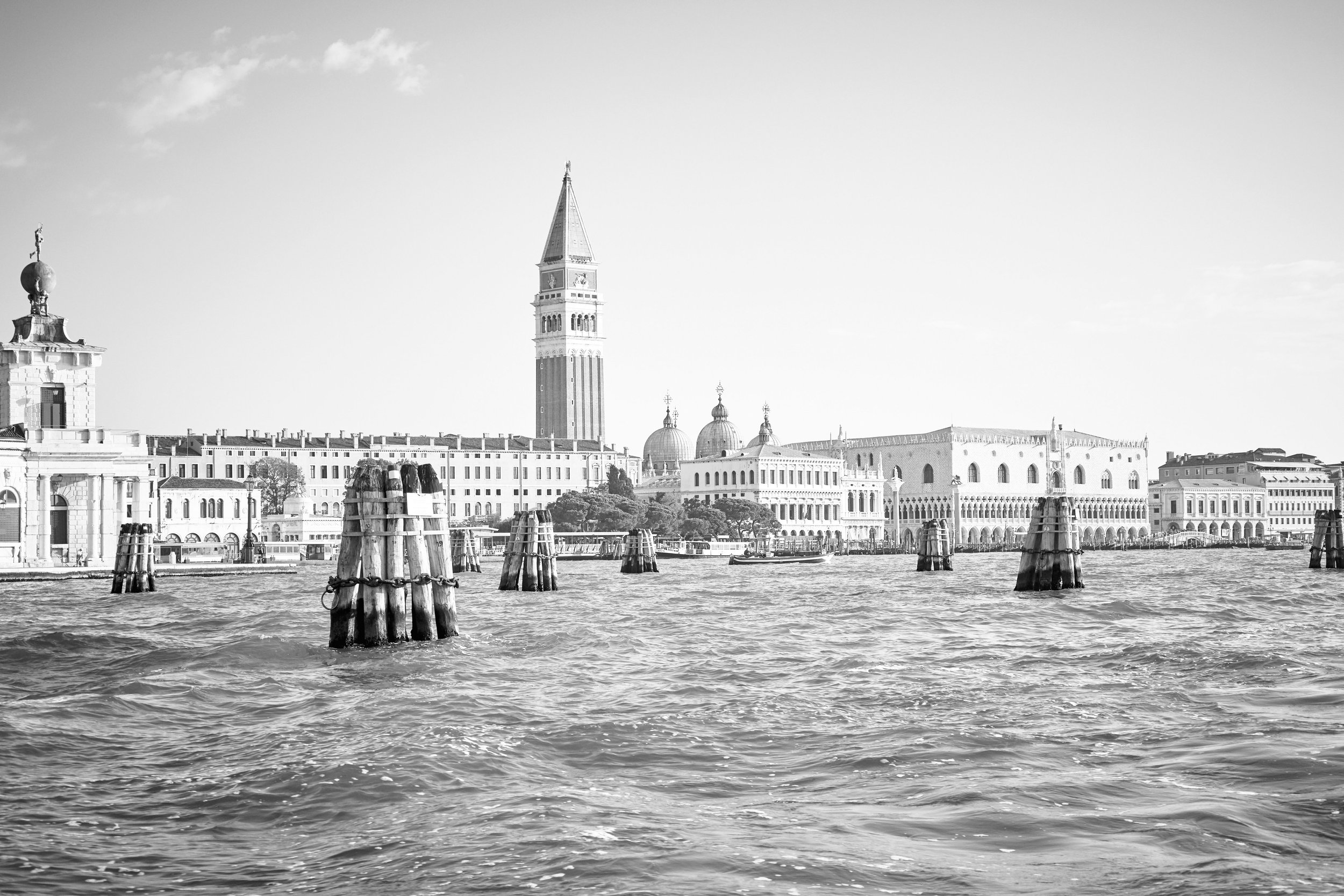 Schwarz-Weiß-Foto der venezianischen Skyline mit brücken, Wasserspiegel und historischen Gebäuden.