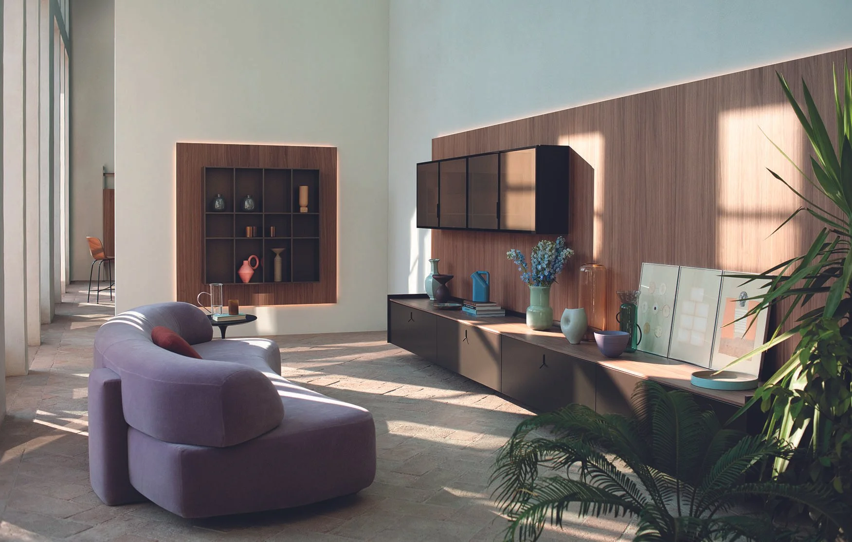 Moderner Wohnraum mit violettem Sofa, dekorativen Vasen, Büchern, Wandregalen und einem großem Fenster, das Tageslicht hereinlässt.