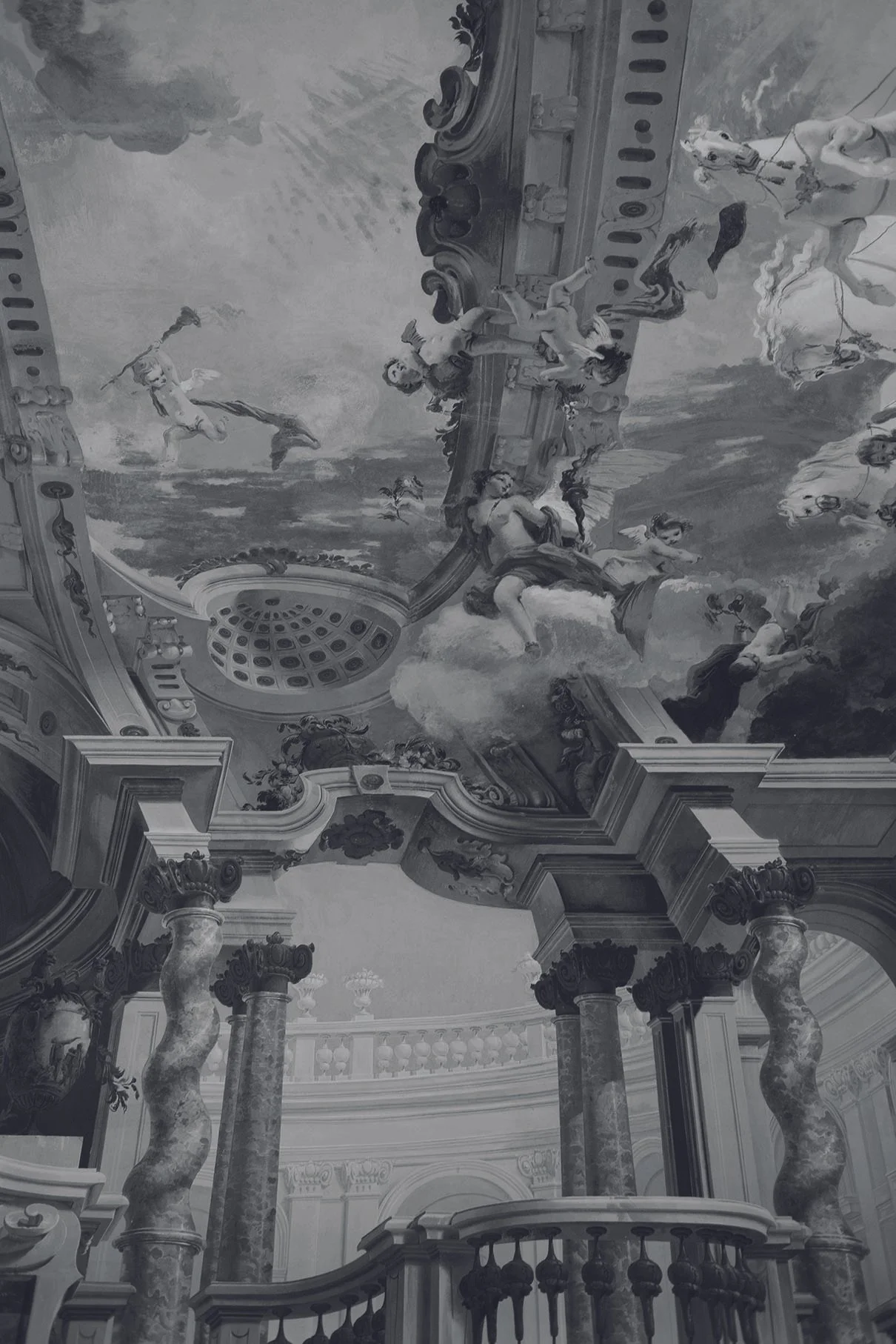 Stuckdecke mit barockem Deckengemälde, barocken Säulen, Balustraden und kunstvollen Verzierungen, typische Barock-Architektur in einem prächtigen Raum.