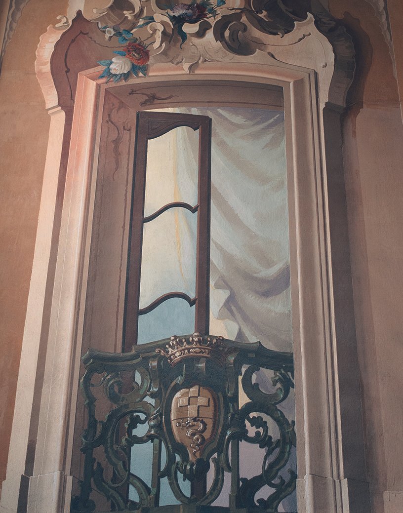 Illustration eines barocken Fensters mit aufwändiger Eisenverzierungen und einer wappenähnlichen Embleme, mit bemaltem Rahmen und floralem Dekor an der oberen Fensterumrandung.