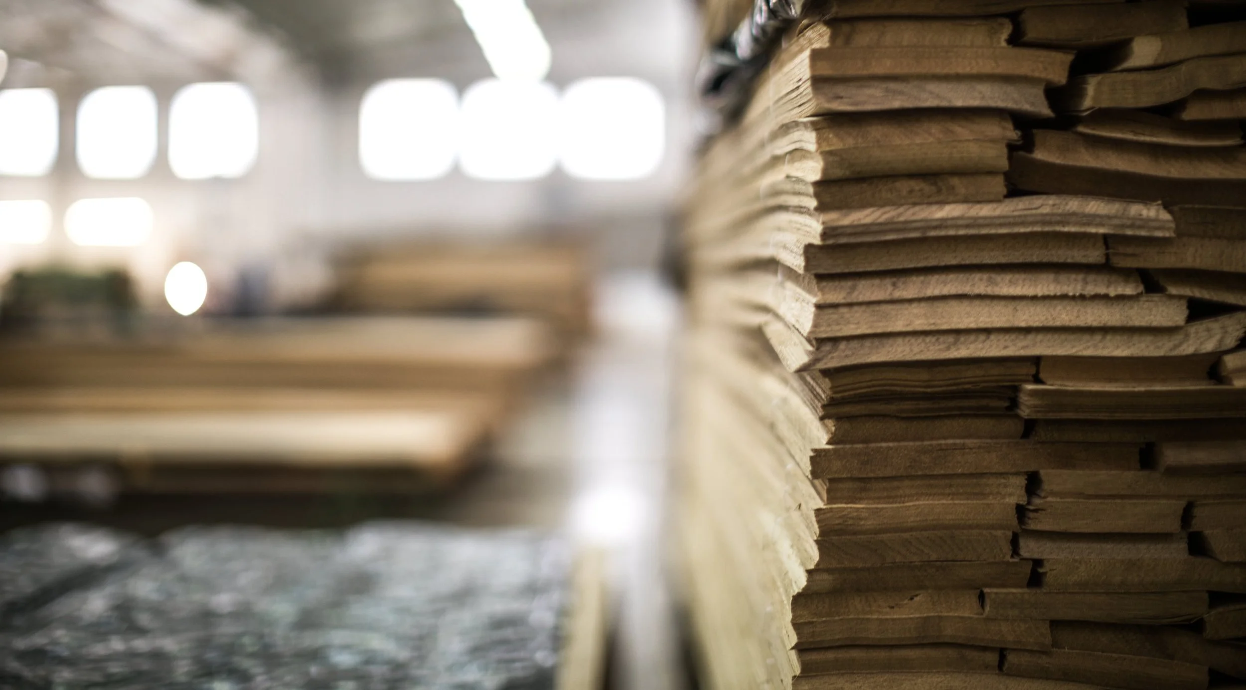 Büchermassen in einem Lager oder Regal, Stapele von aufgeschwungenen Büchern