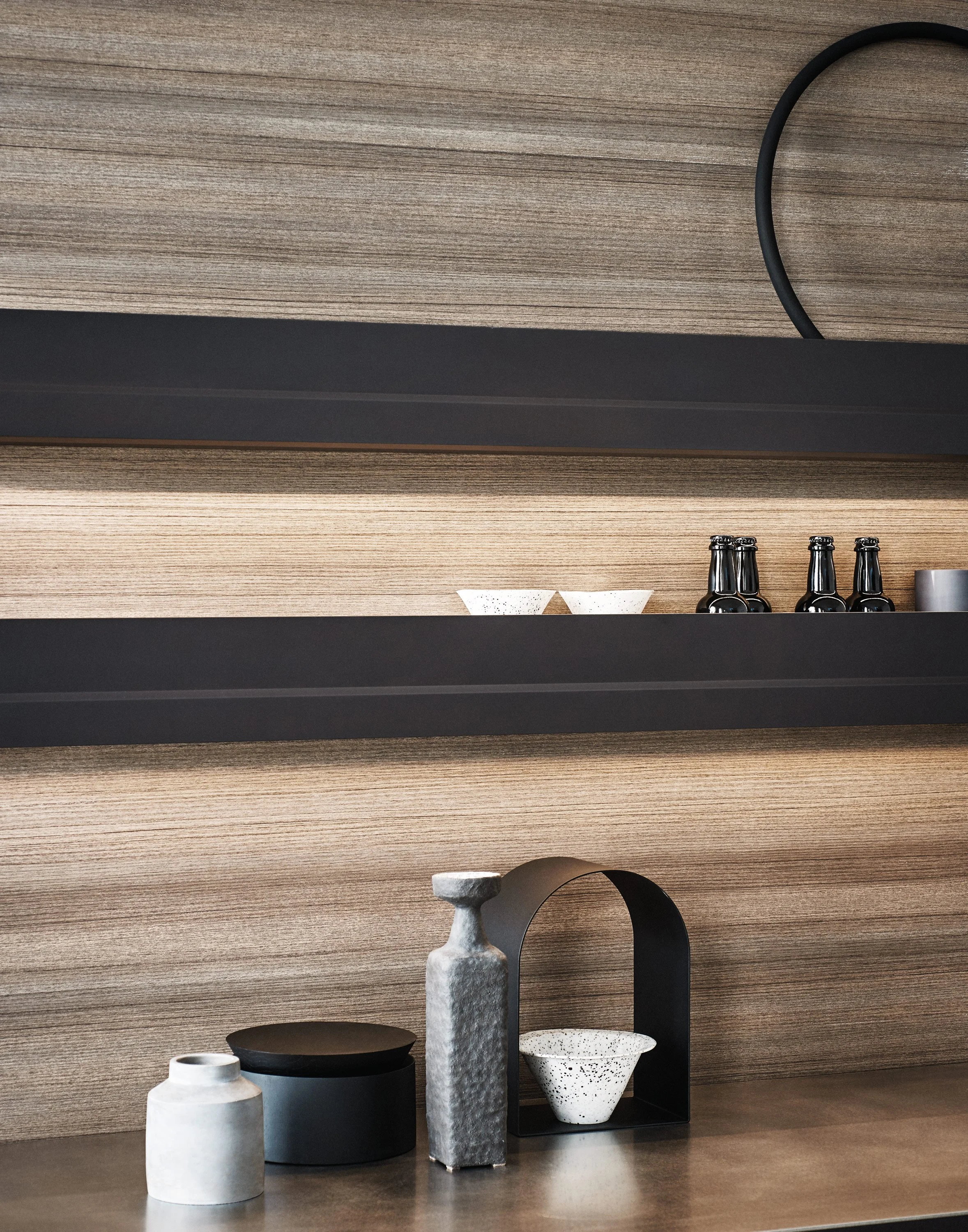 Dekorativer Wohnbereich mit stilvollen Vasen, Schalen und modernen Dekorationsobjekten in neutralen Tönen auf einem eleganten Tisch vor einem natürlichen Holzhintergrund. Die minimalistische Wohnkultur und hochwertige Inneneinrichtung schaffen eine w