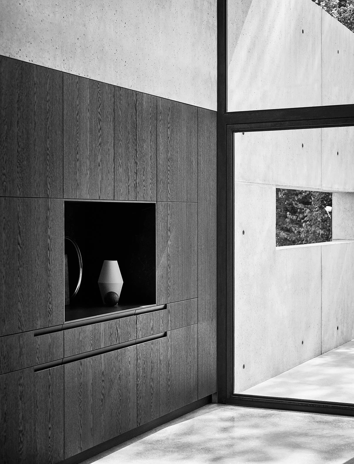 Schwarzes und weißes modernes Haus mit Fenster und minimalistischem Innendekor.