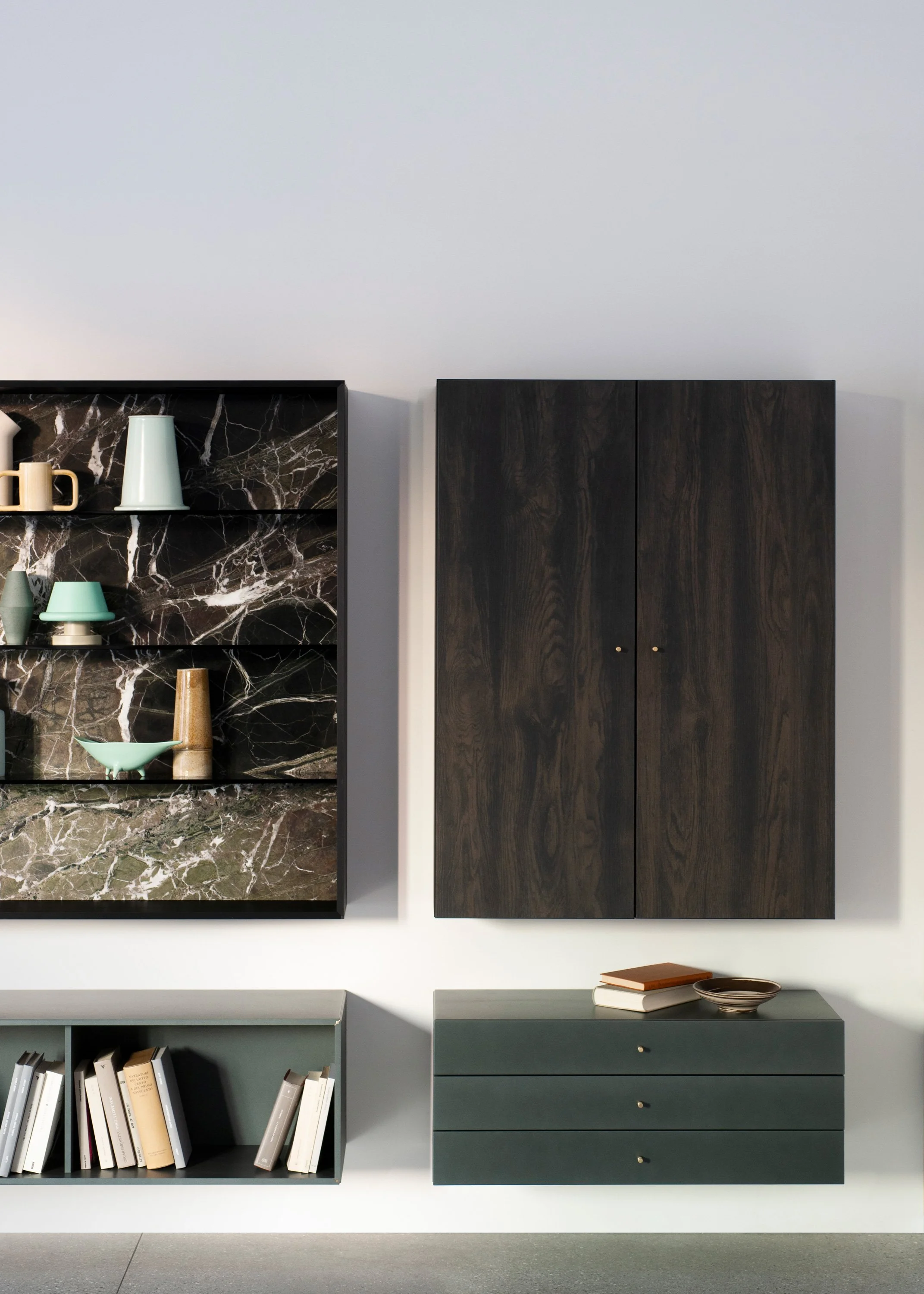 Moderner Wohnzimmerschrank mit schwarzen und grauen Elementen, dekoriert mit Büchern, Schalen und Vasen.