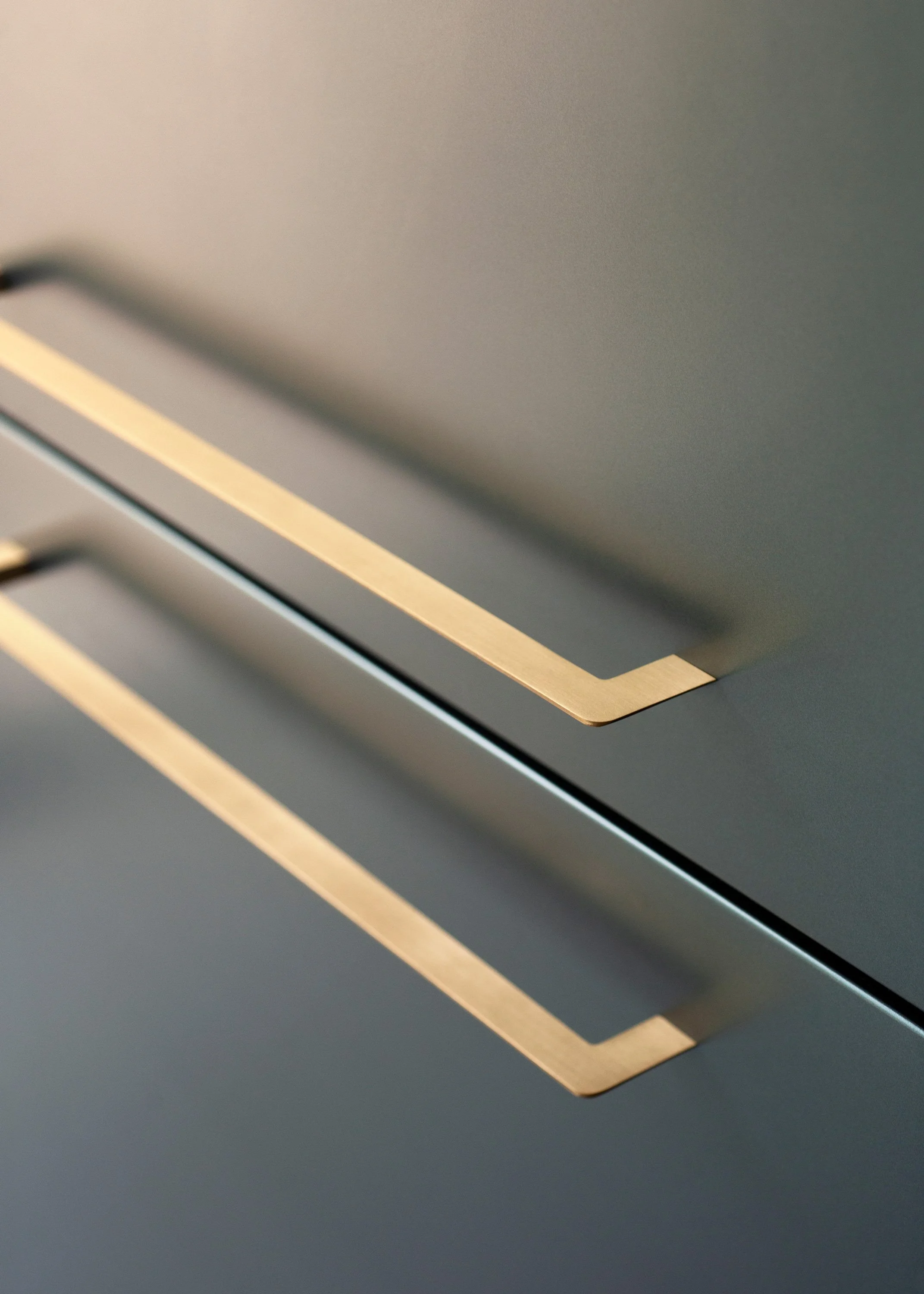 Nahaufnahme eines modernen silbernen Laptops mit eleganter Tastatur und Touchpad auf einer dunklen Oberfläche. Das minimalistische Technikdesign und der professionelle Arbeitsplatz schaffen eine moderne und stilvolle Atmosphäre für Business, Technolo