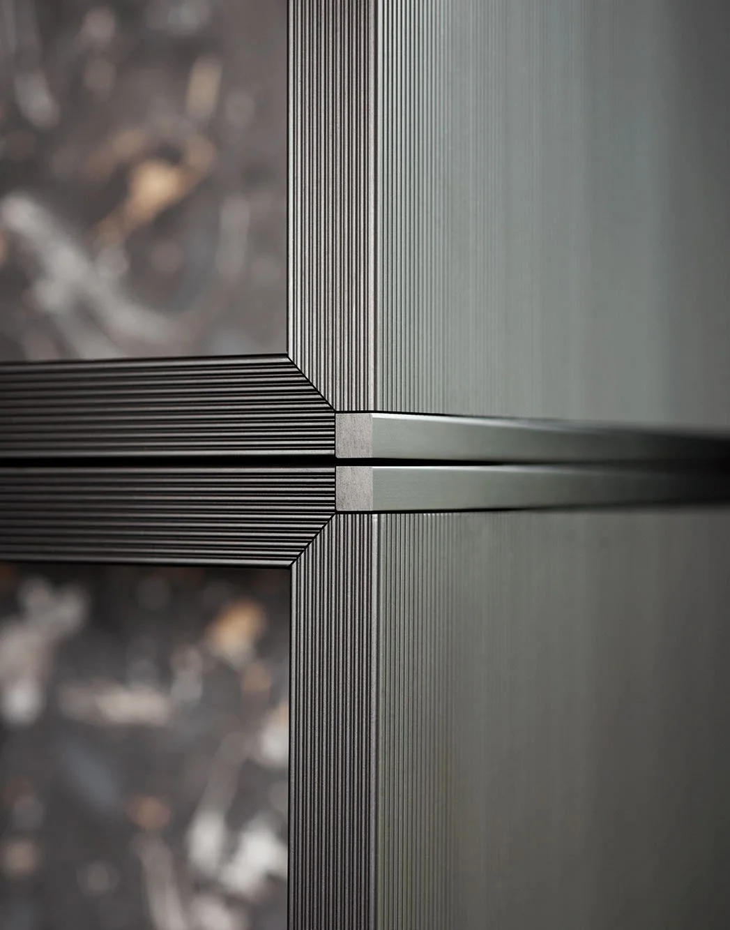 Nahaufnahme eines schwarzes, strukturierte Metallrahmens mit gerillter Oberfläche, Ecke mit schrägem Schnitt.