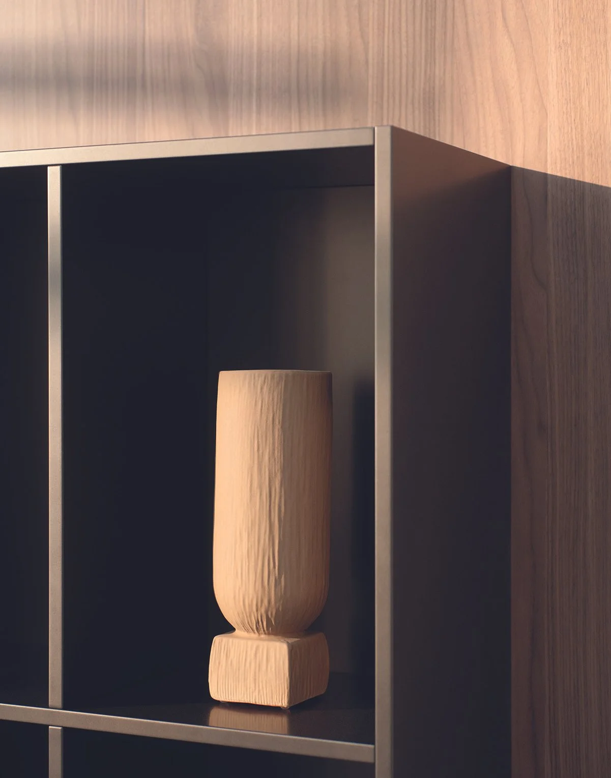 Holzskulptur auf einem schwarzen Regal mit Holzpaneel-Hintergrund