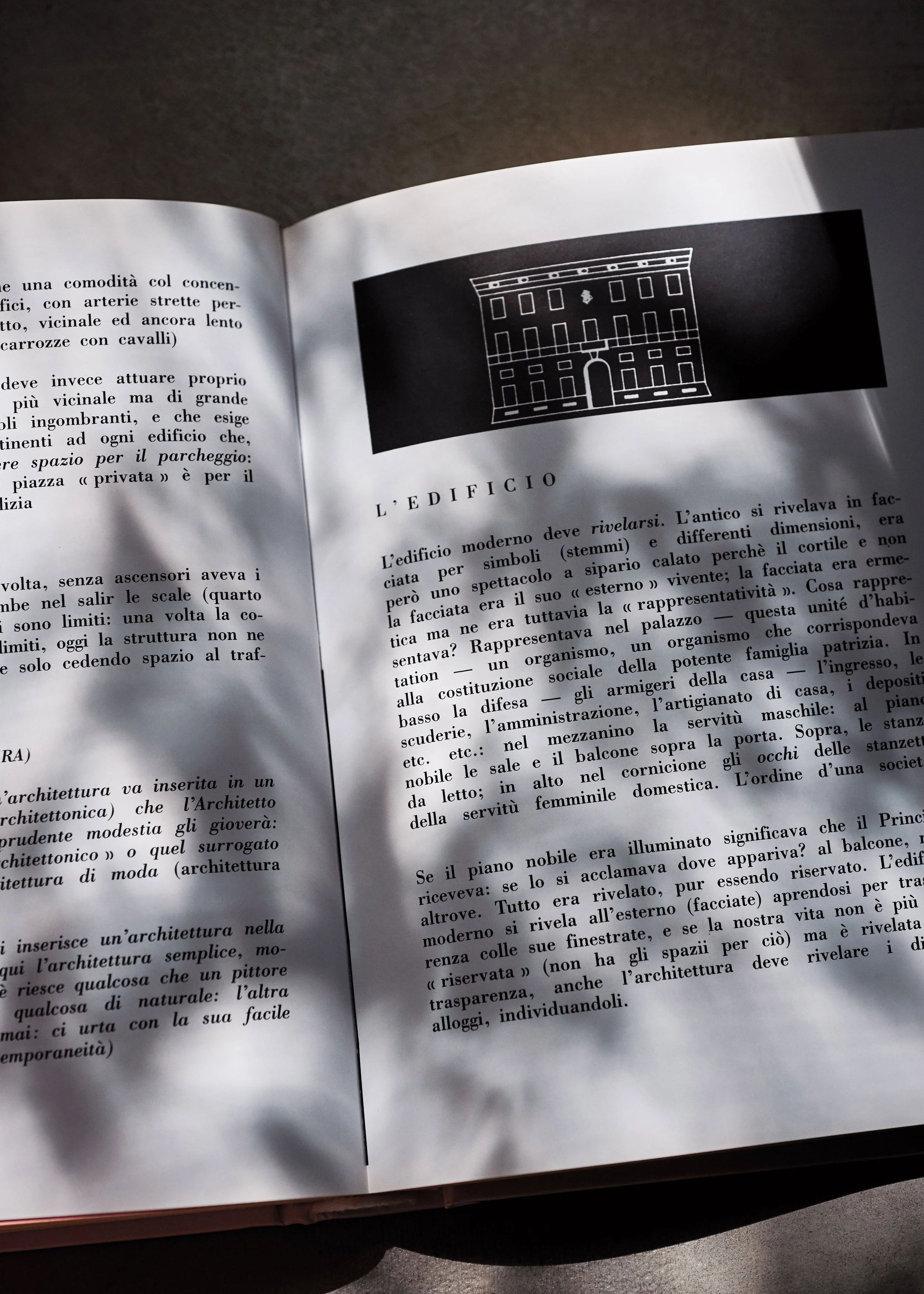 Schwarzes und weißes Bild eines Gebäudes, das in einem Buch dargestellt ist, umgeben von italienischem Text.