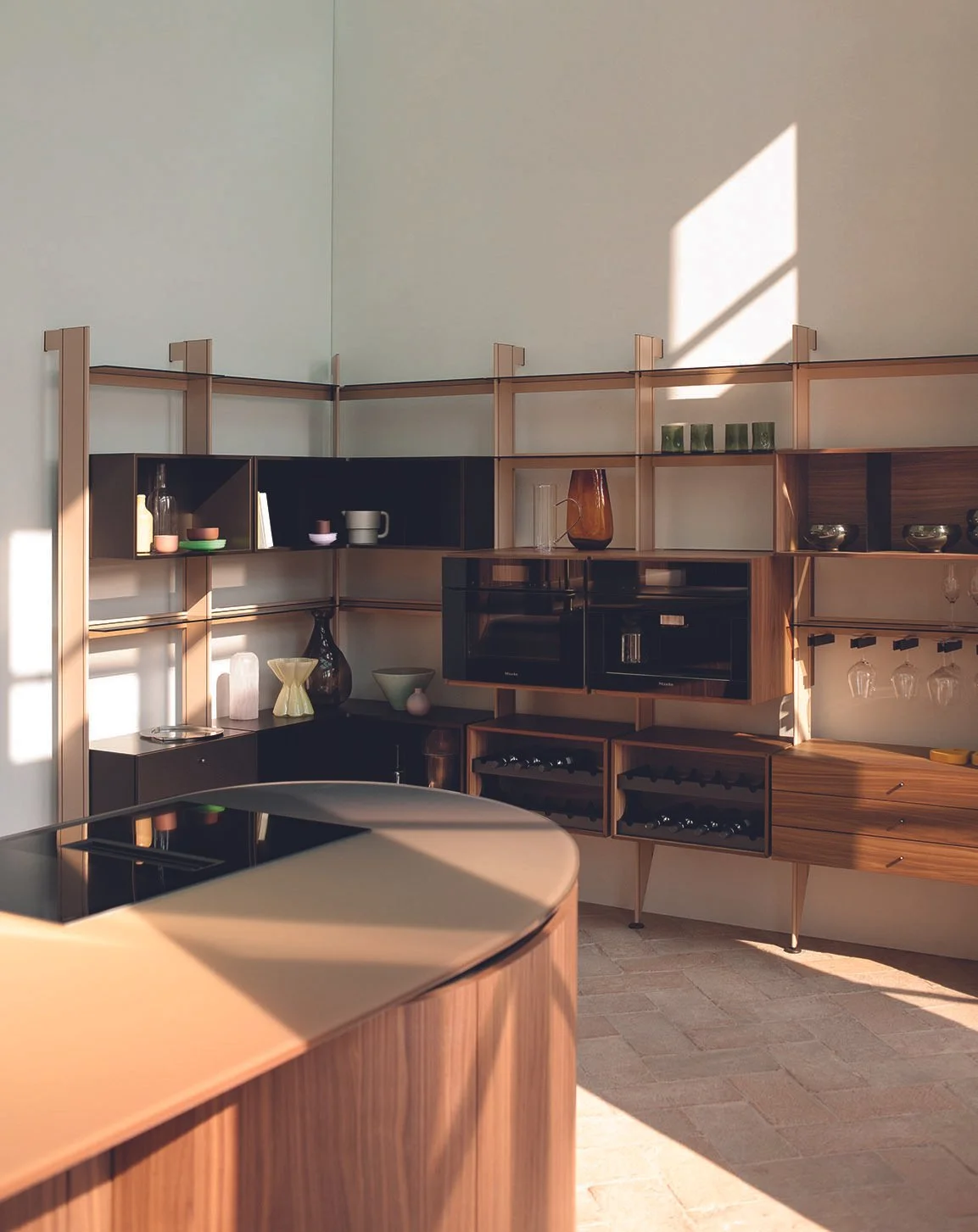 Moderne Küche mit offenen Regalen, Vasen, Geschirr und Weingläser, Sonnenlicht wirft Schatten an die Wand.