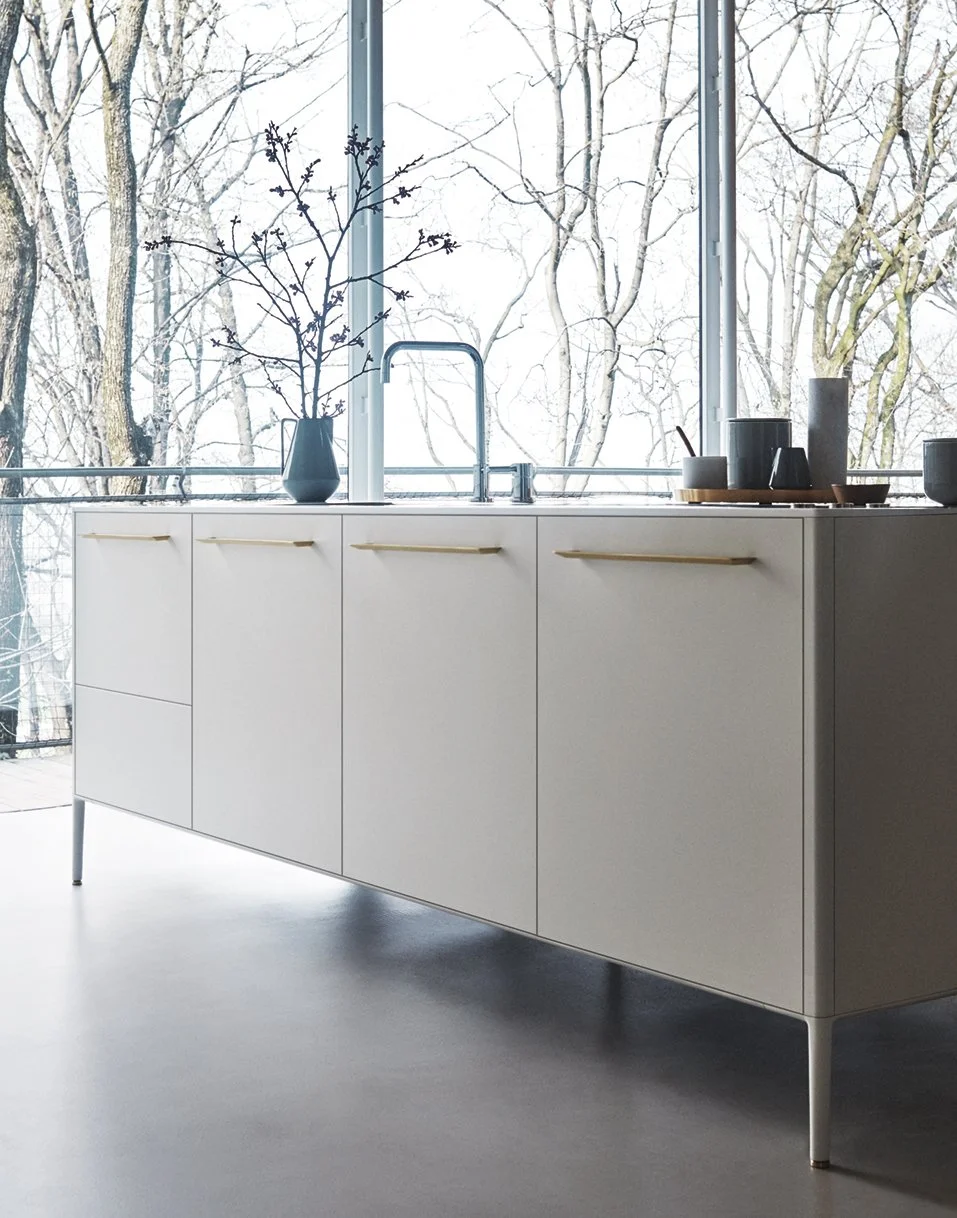 An interesting single-block look for this lightweight island with a generous 240cm wide gap below the island that suspends the composition. The compact dishwasher is perfectly integrated in the island.