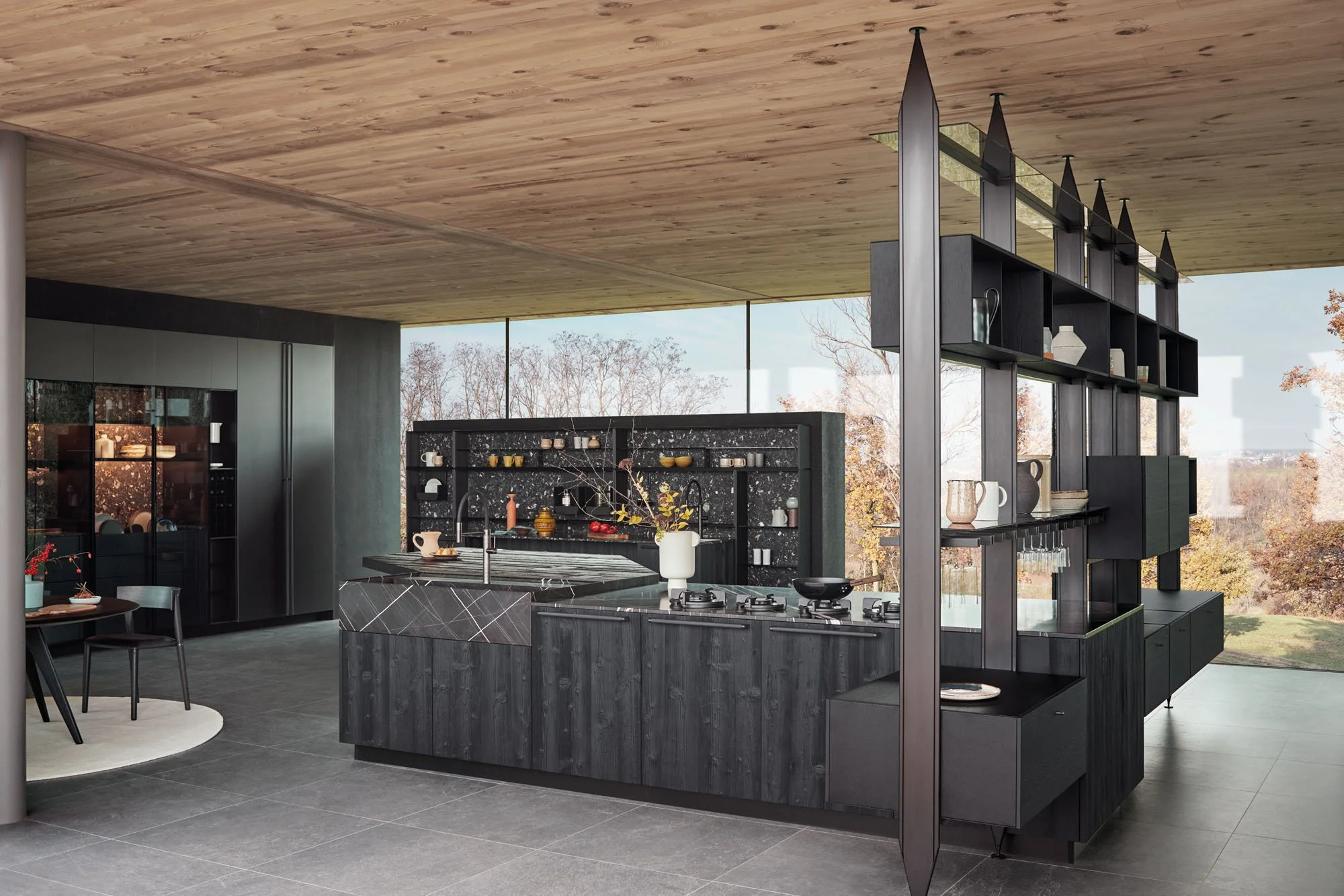 Moderne schwarze Küche mit Kücheninsel und offenem Regal, großer Holzboden, große Fenster mit Ausblick auf Herbstlaub.
