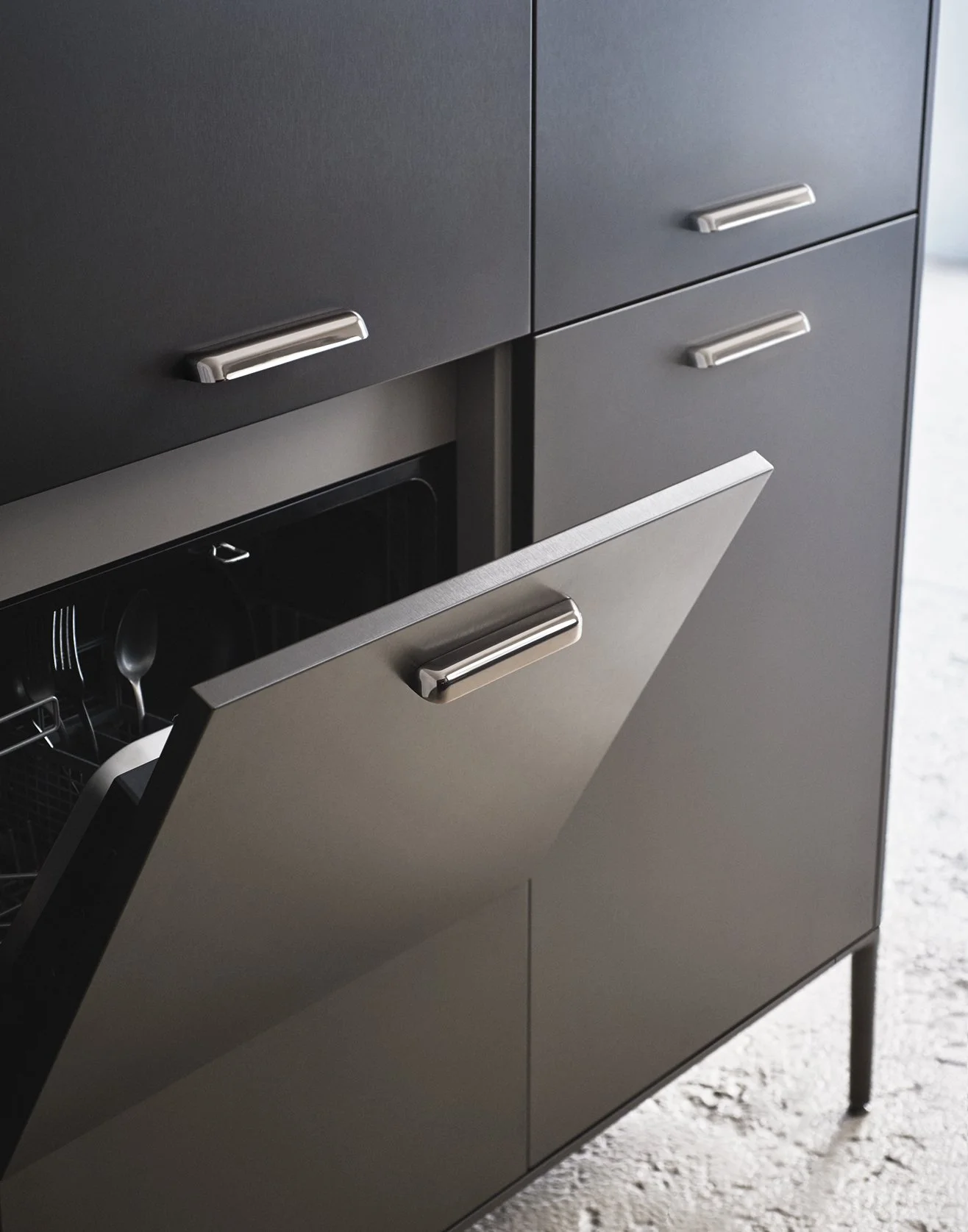 Küchenschrank mit offenen Schranktür, darin Besteck und Geschirr, moderne schwarze und beige Oberflächen, Griffe aus Metall.