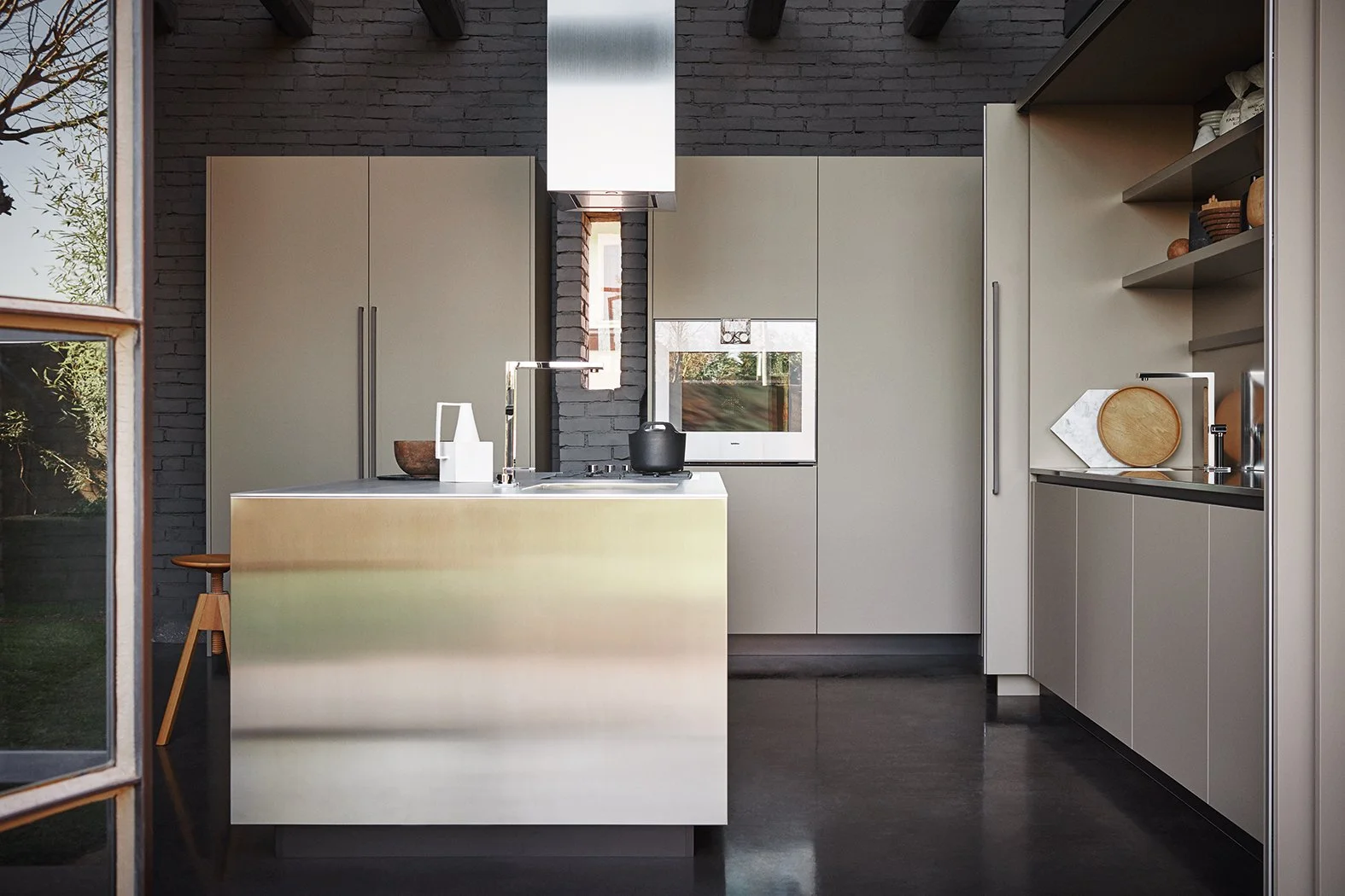 Moderne Küche mit schwarzen Wänden, weißen Schränken, Kücheninsel und eingebauten Geräten, offene Regale mit Küchenutensilien, Blick nach draußen durch große Fenster.