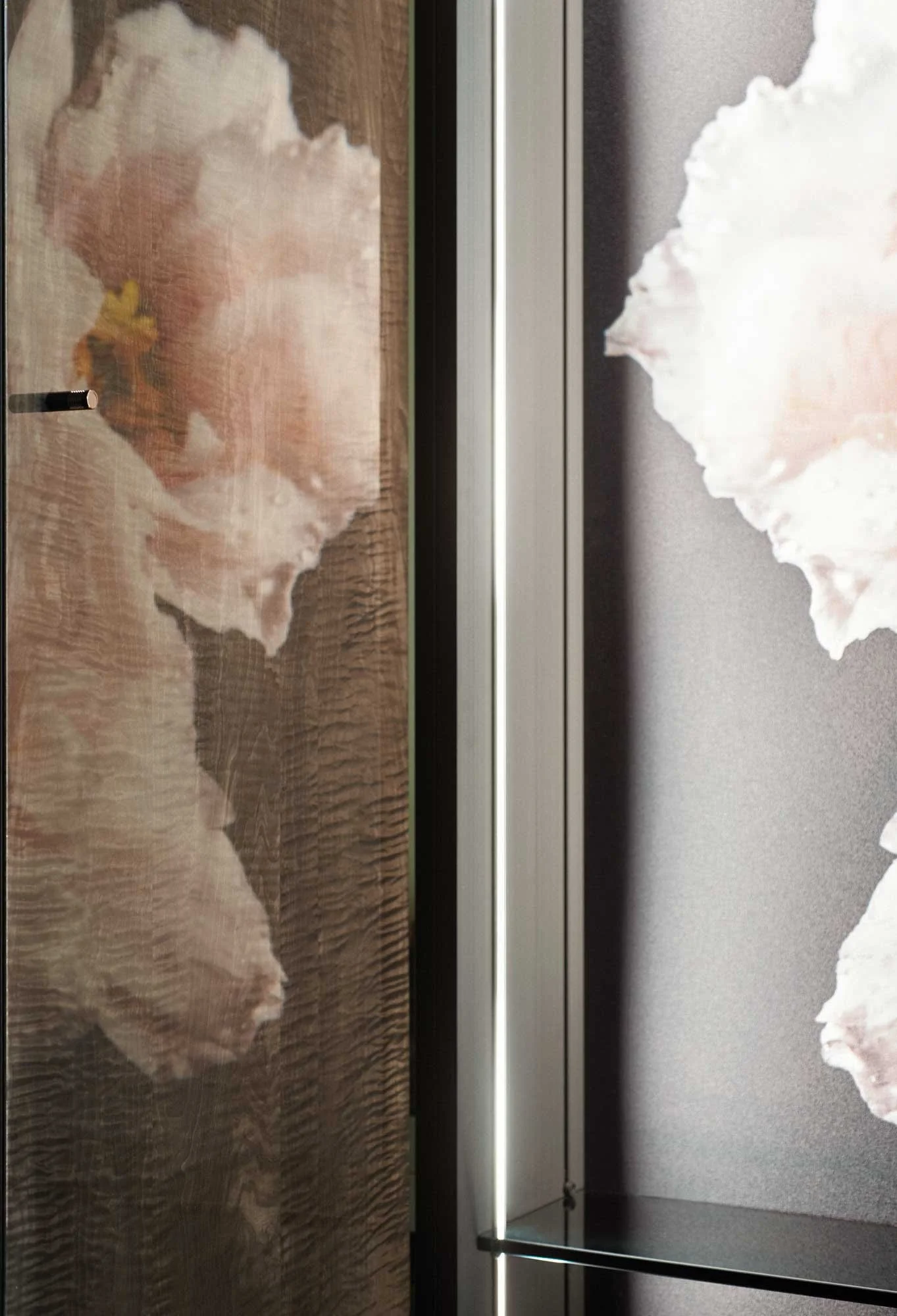 Nahaufnahme eines Kühlschranks mit aufgeklebtem, auf geriffelter Oberfläche befindlichem Bild eines rosa und weißen Tieres.