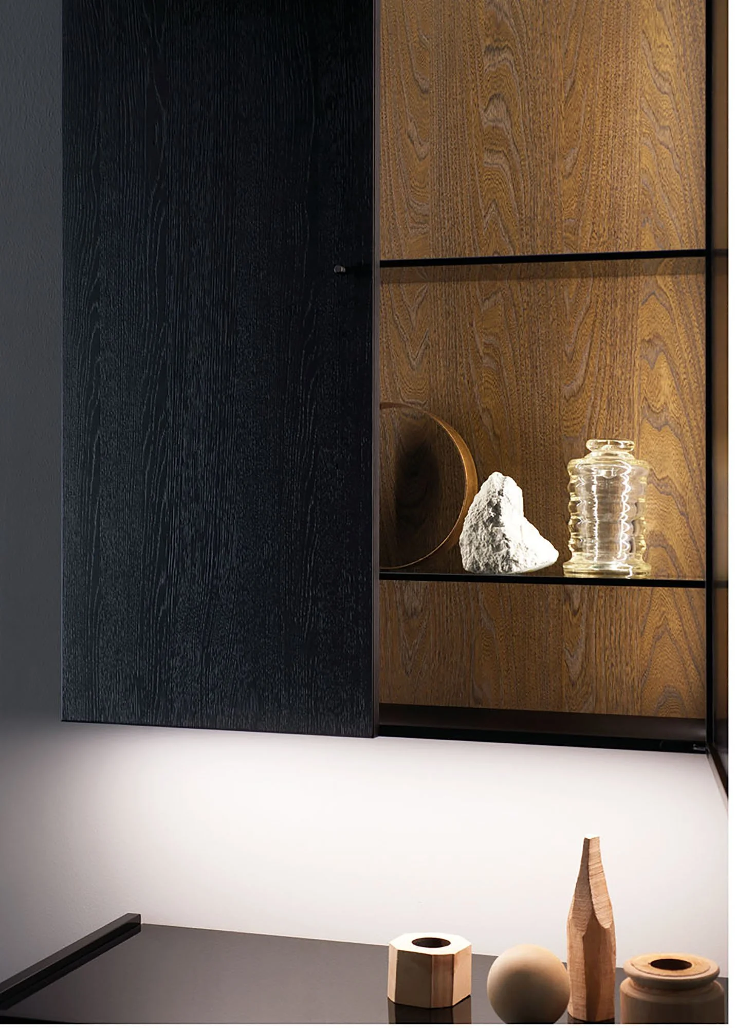 Wandregal mit Holzvasen und Dekorationen, dunkles Holzregal, beleuchtetes Regal mit Artefakten