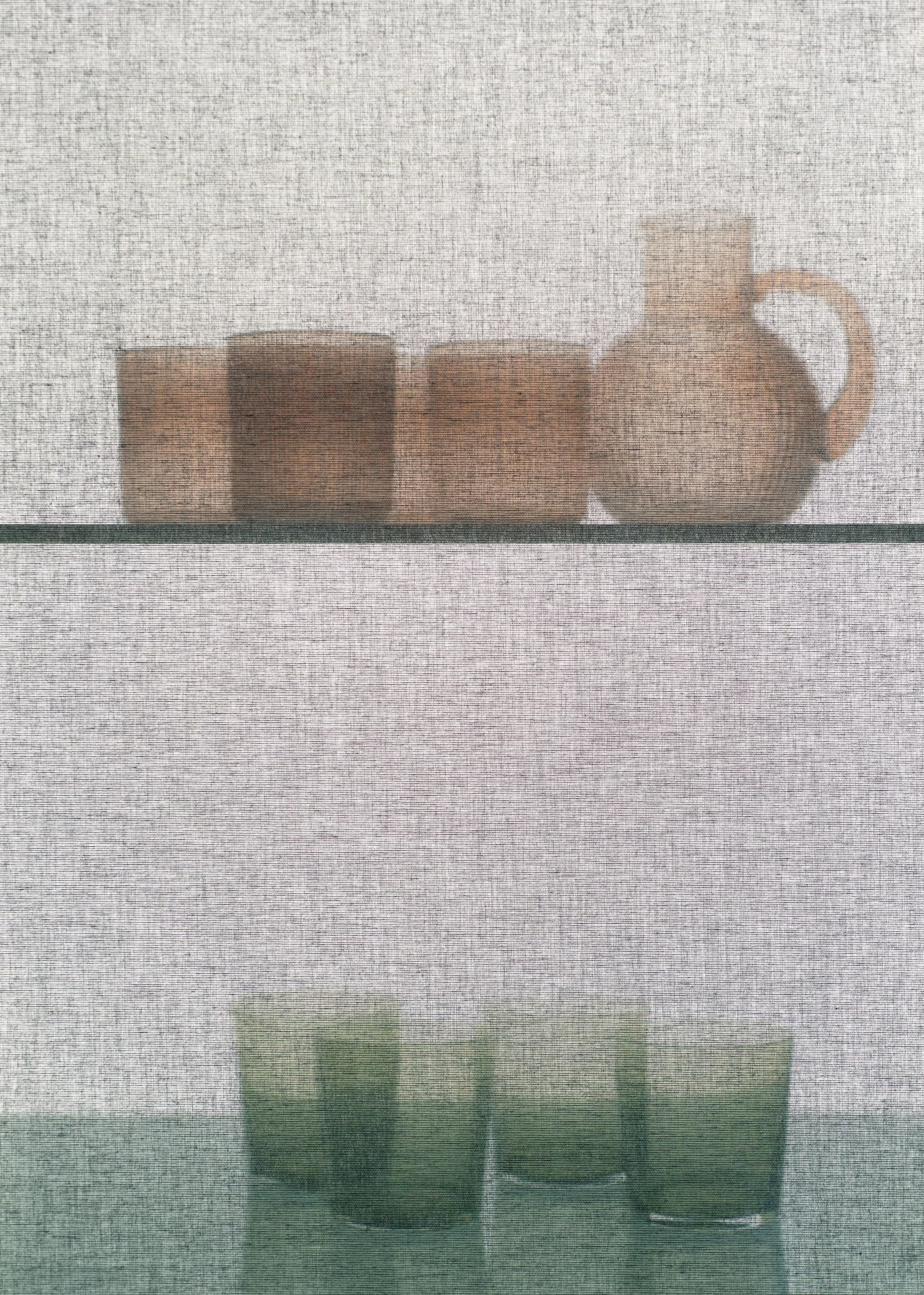 Drei Tassen Kaffee und eine kleine Vase mit Blume auf einer Glasplatte