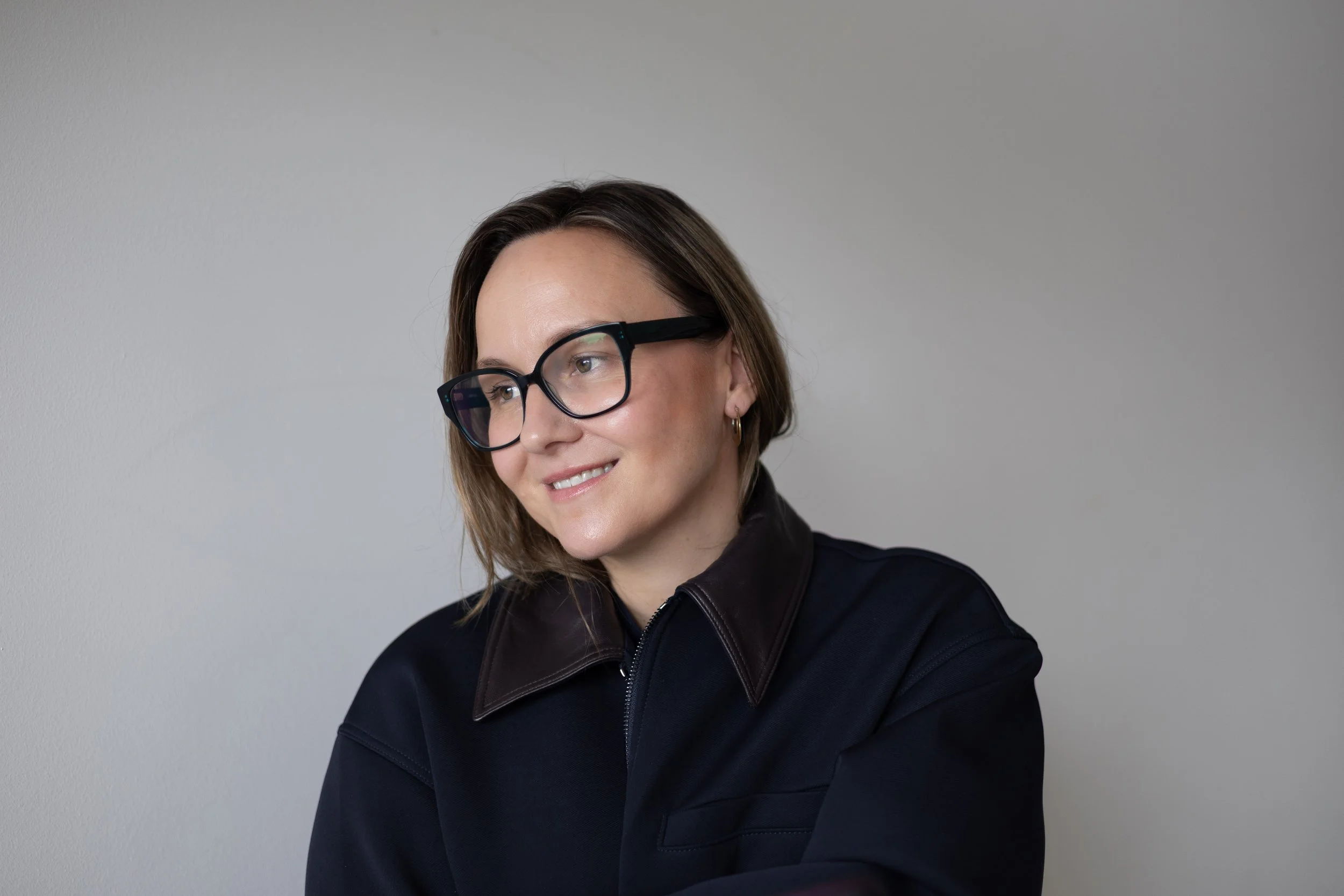 Headshot of Blue Mountains artist Marnie Tomczyk