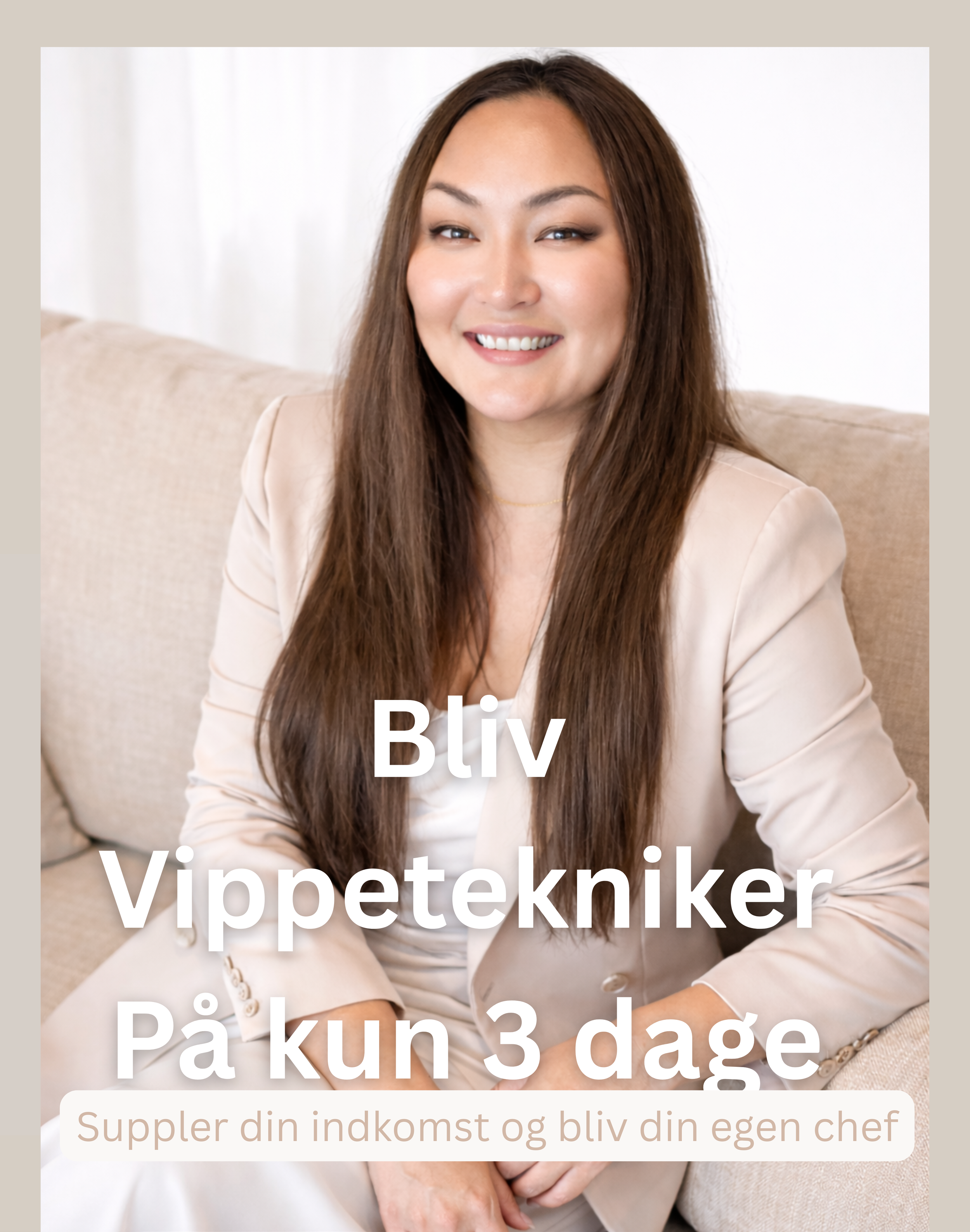 En smilende kvinde med langt brunt hår, iført lysebeige blazer, sidder på en beige sofa i et lyst værelse med hvide gardiner. Tekst på billedet: "Bliv vippe-tekniker på kun 3 dage" og undertekst: "Supple din indkomst og bliv din egen chef".